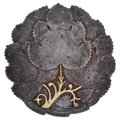 Plat indo-persan du 19ème siècle en acier et laiton doré avec incrustation d'argent