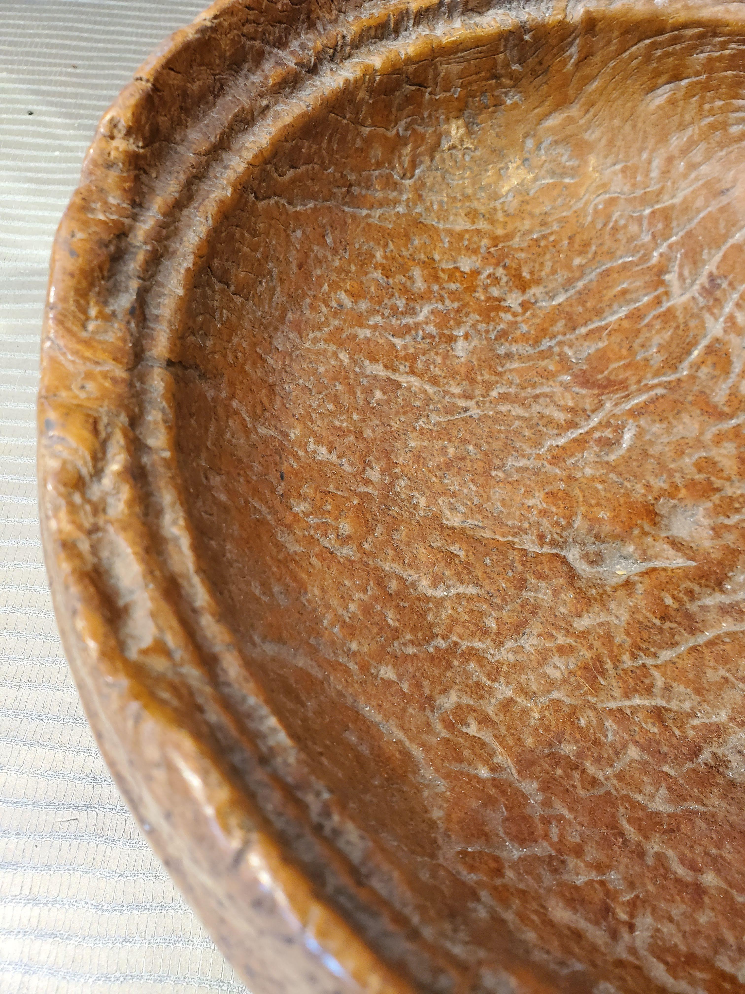Tornito Ciotola in teak organico sbavato indonesiano del XIX secolo in vendita