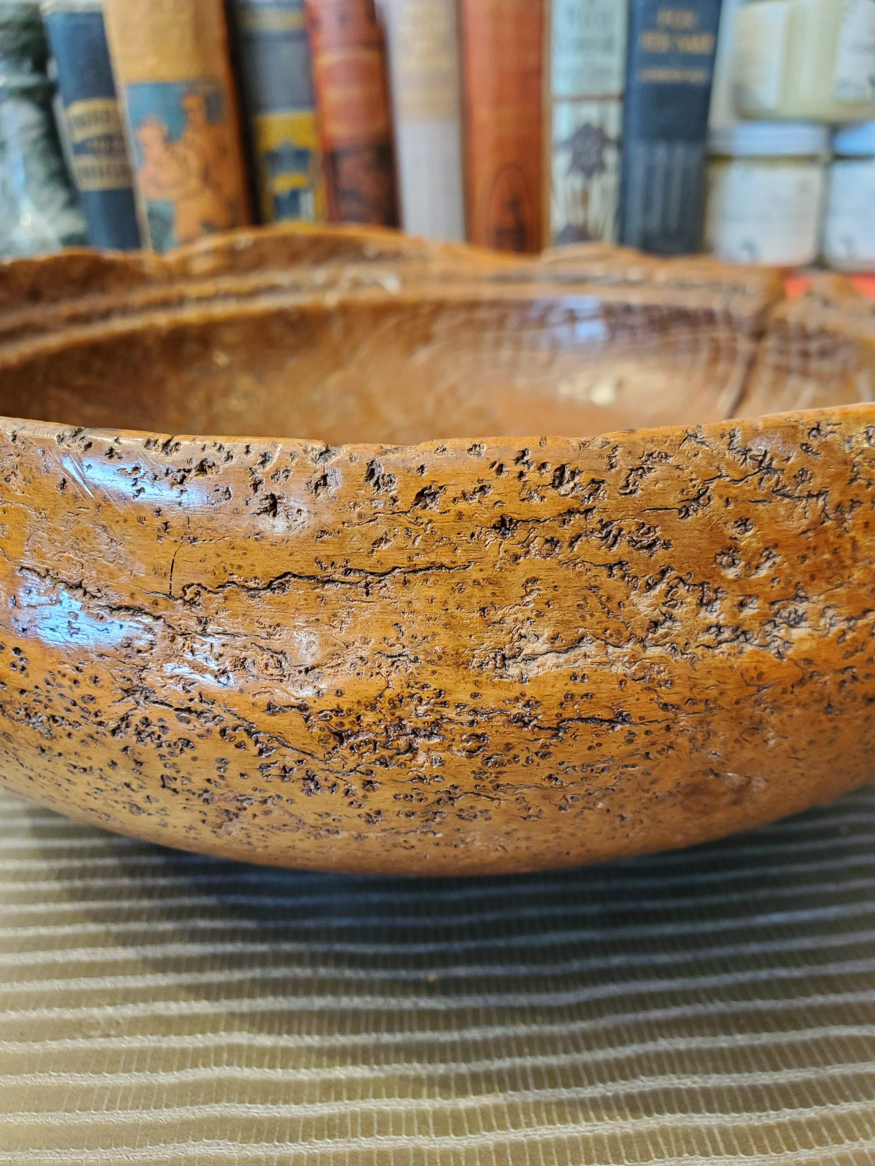 Ciotola in teak organico sbavato indonesiano del XIX secolo In condizioni buone in vendita a Middleburg, VA