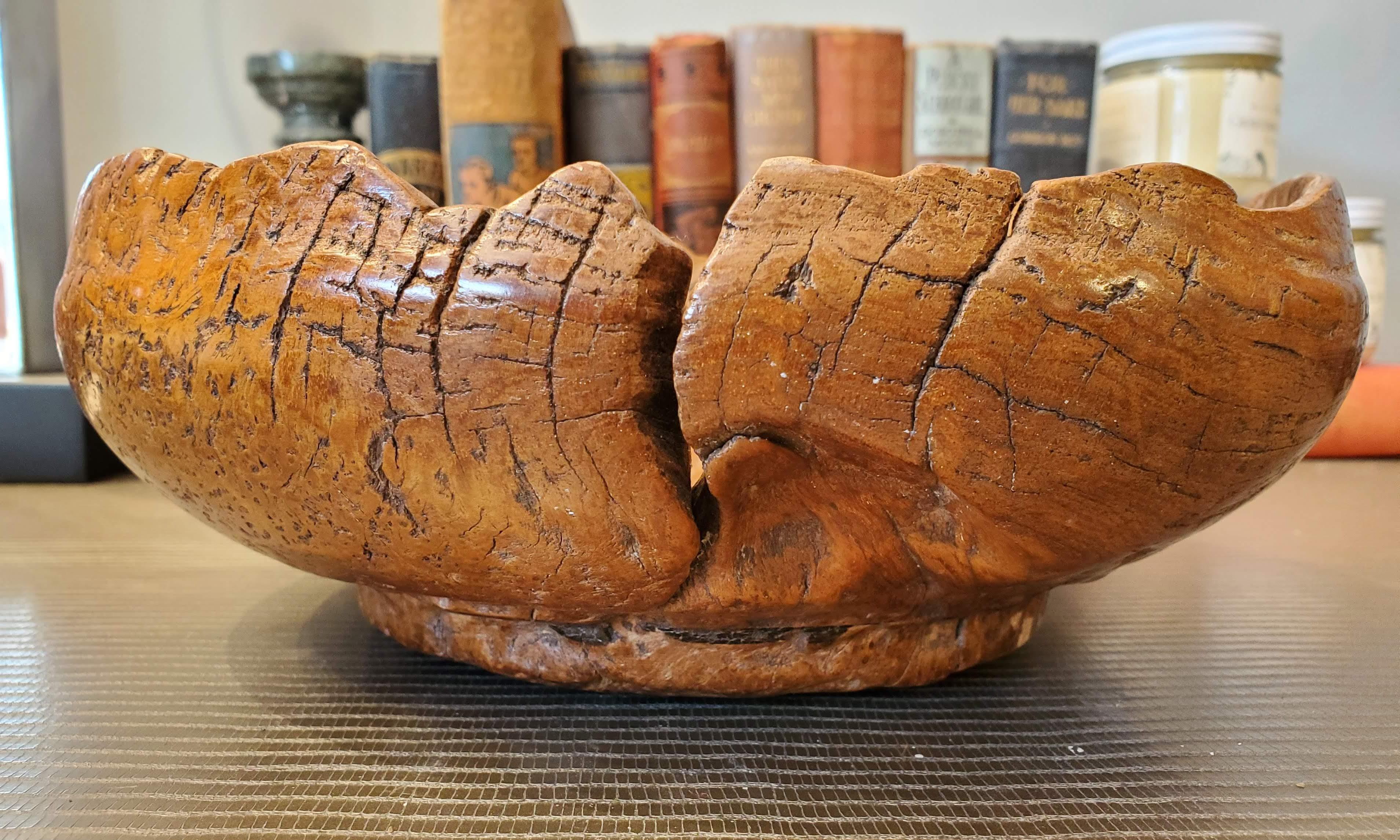 Teak Ciotola in teak organico sbavato indonesiano del XIX secolo in vendita