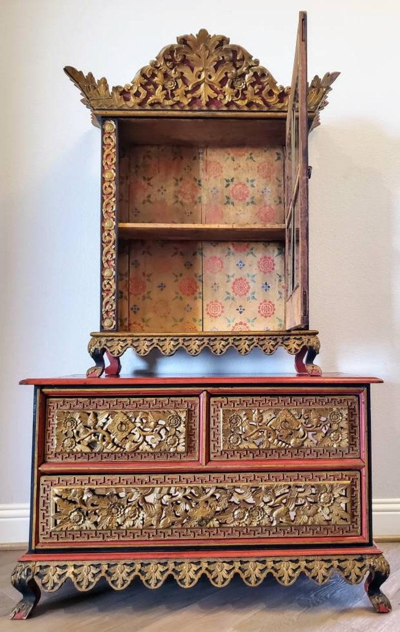 Magnifique, rare et richement décoré Lamari Palembang, meuble à trois pièces sur coffre. Fabriqué à la main au XIXe siècle par des artisans chinois ou bouddhistes hautement qualifiés pour les maisons royales indonésiennes, ce meuble Lemari Palembang