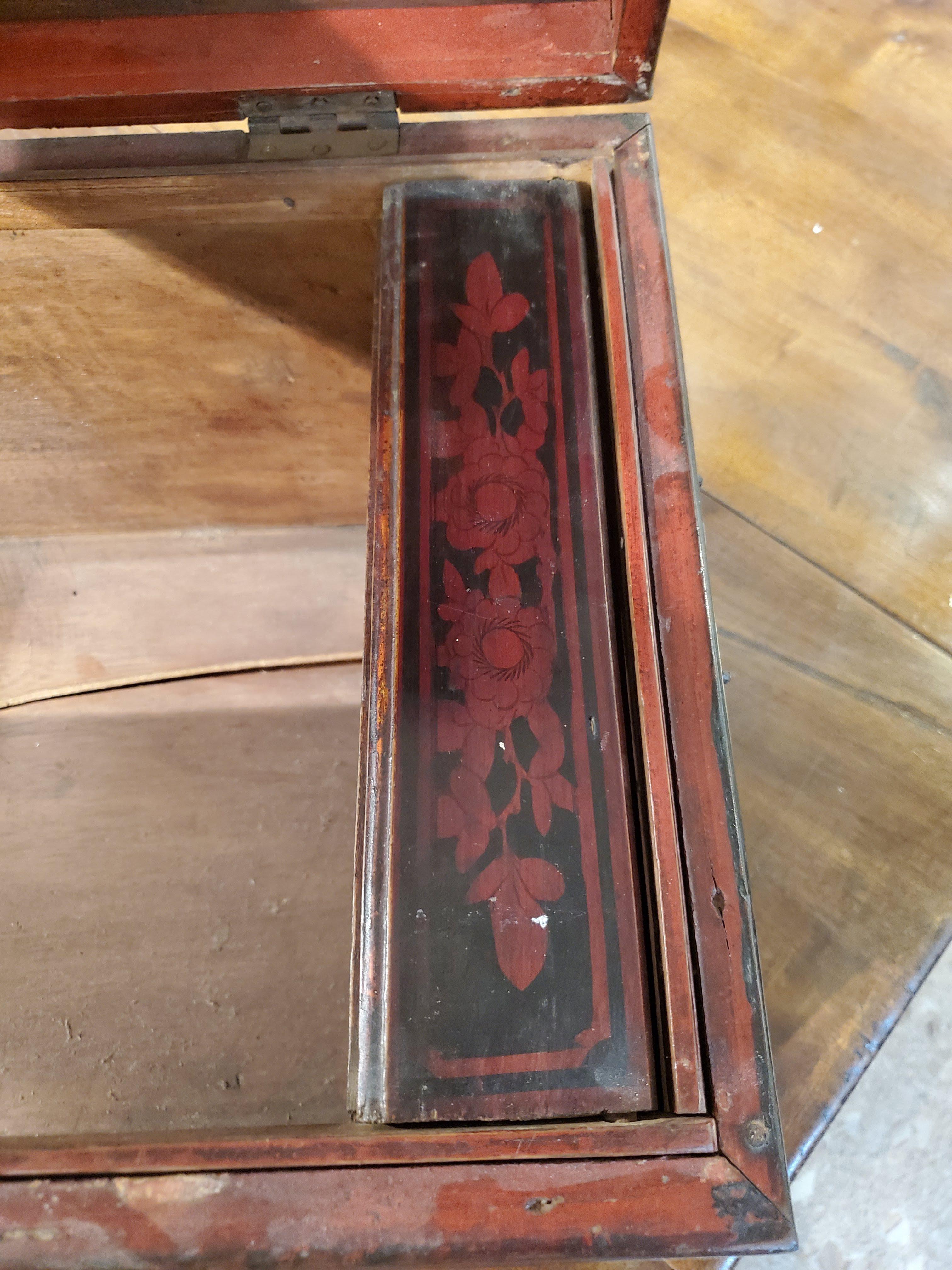 19th Century Indonesian Red and Black Lacquered Document Box with Brass Handles For Sale 8