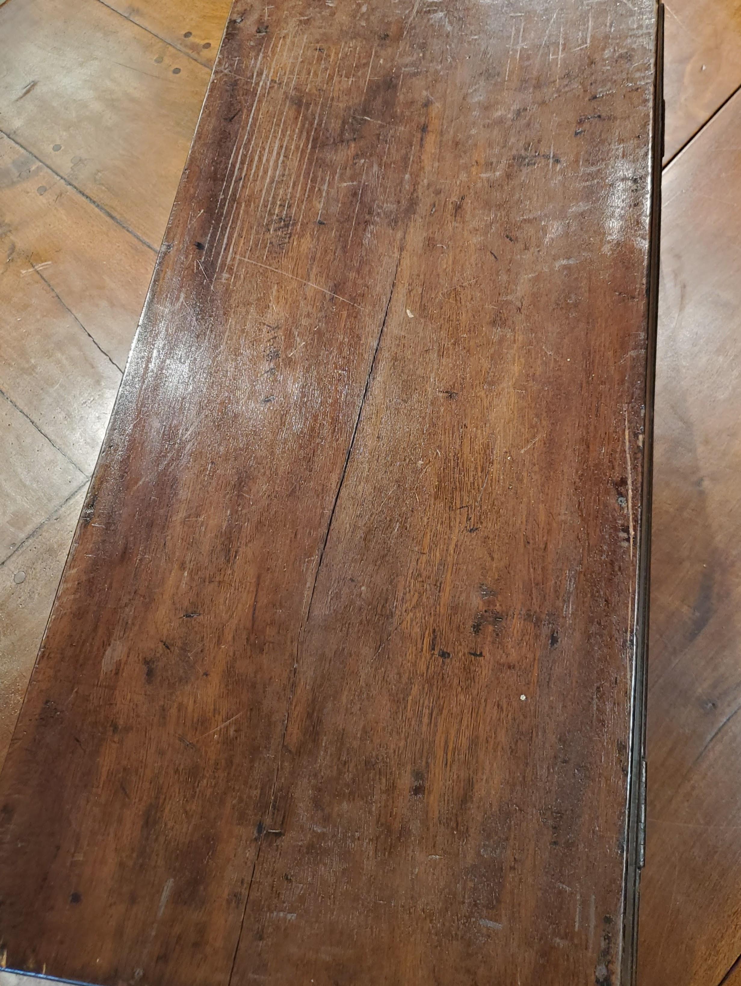 Indonesische rot und schwarz lackierte Dokumentenschachtel mit Messinggriffen aus dem 19. Jahrhundert (Teakholz) im Angebot