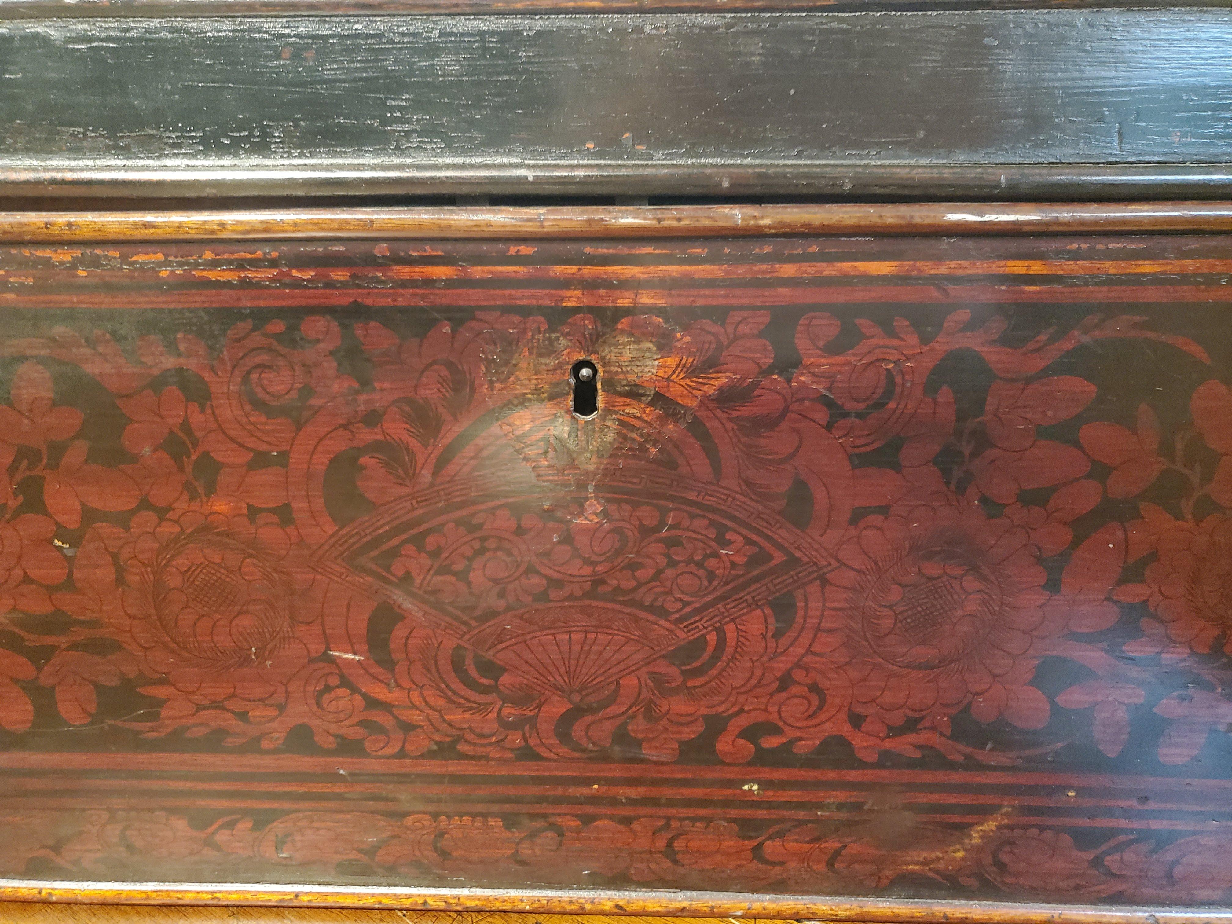 19th Century Indonesian Red and Black Lacquered Document Box with Brass Handles For Sale 2