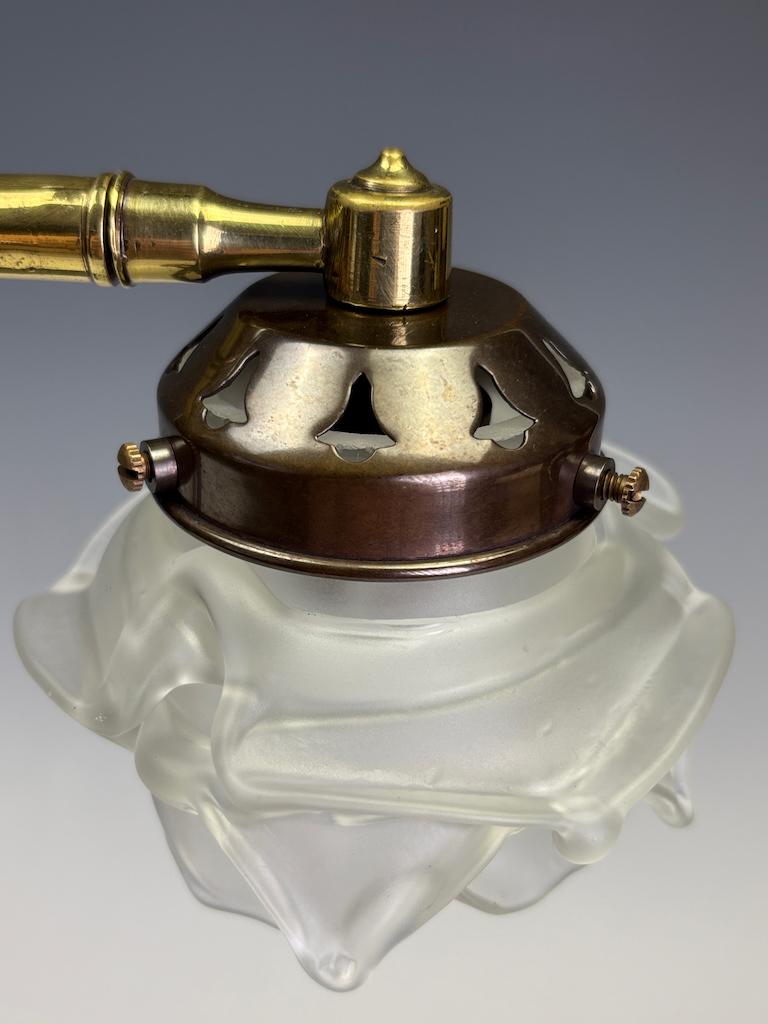 Lampada da tavolo regolabile industriale del XIX secolo con paralume opalino a volant in vendita 6