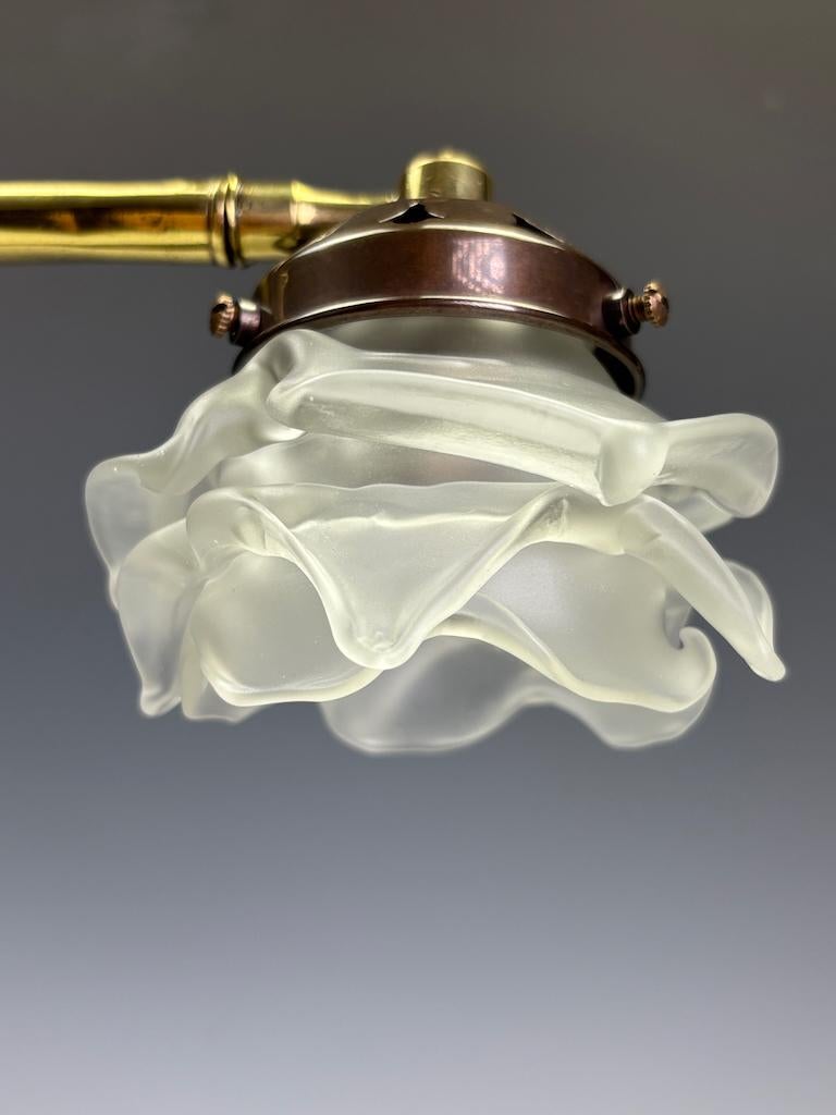 Lampada da tavolo regolabile industriale del XIX secolo con paralume opalino a volant in vendita 7