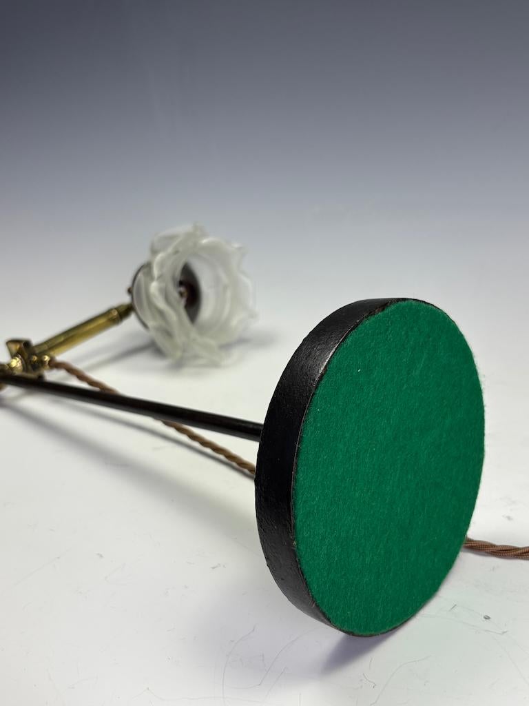 Lampada da tavolo regolabile industriale del XIX secolo con paralume opalino a volant in vendita 9