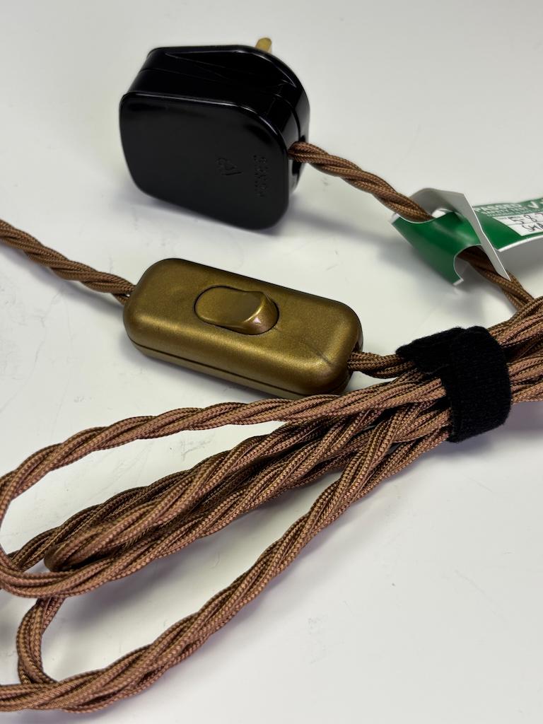 Britannico Lampada da tavolo regolabile industriale del XIX secolo con paralume opalino a volant in vendita