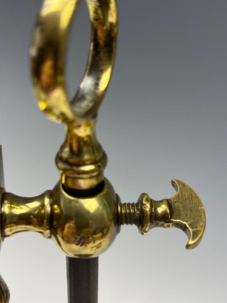 Ottone Lampada da tavolo regolabile industriale del XIX secolo con paralume opalino a volant in vendita