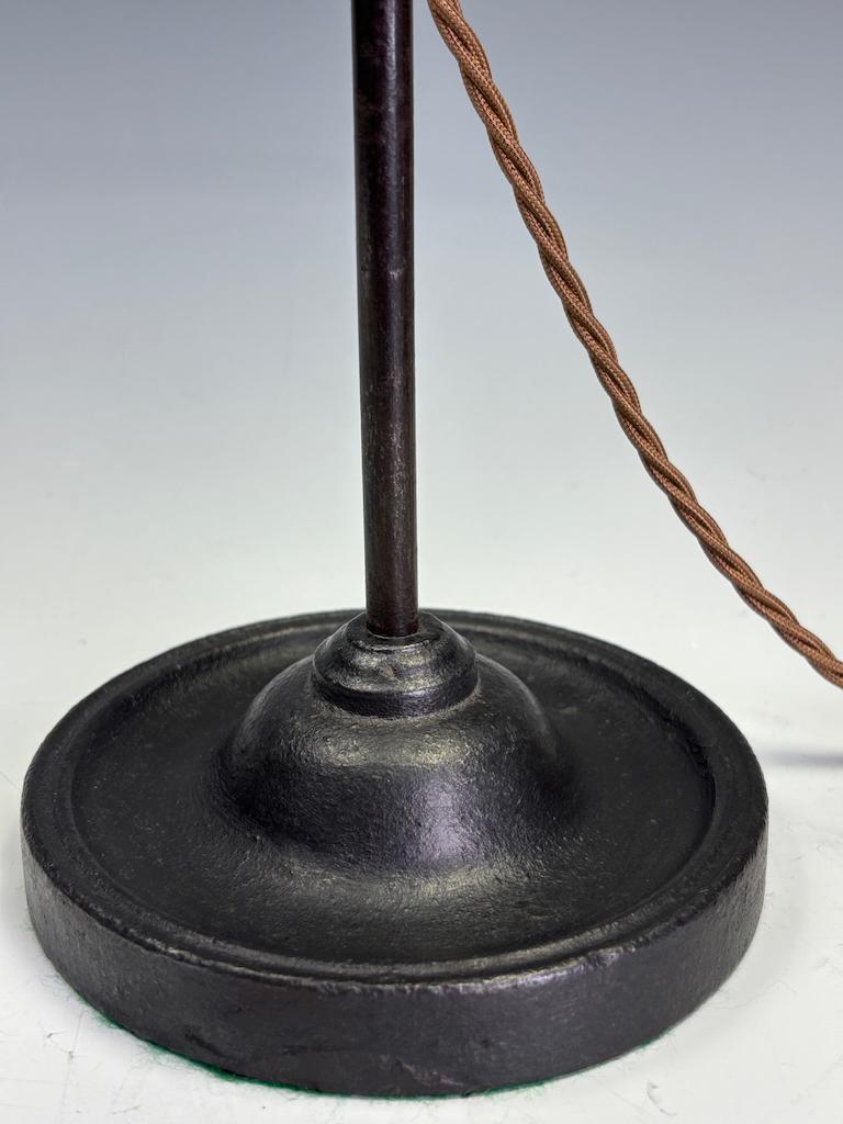 Lampada da tavolo regolabile industriale del XIX secolo con paralume opalino a volant in vendita 2