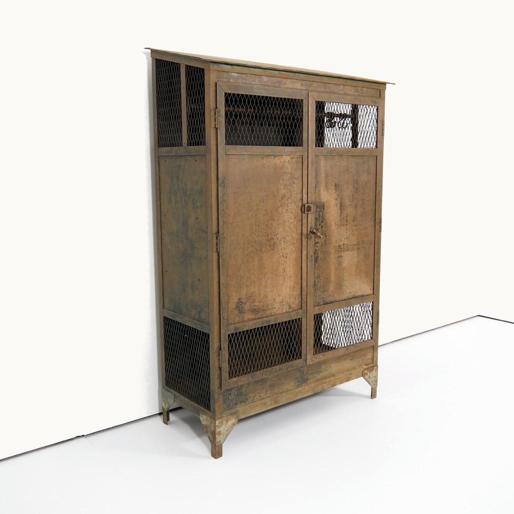 19th Century Industrial Factory Wardrobe with Beautiful Patina In Good Condition For Sale In Beerse, VAN