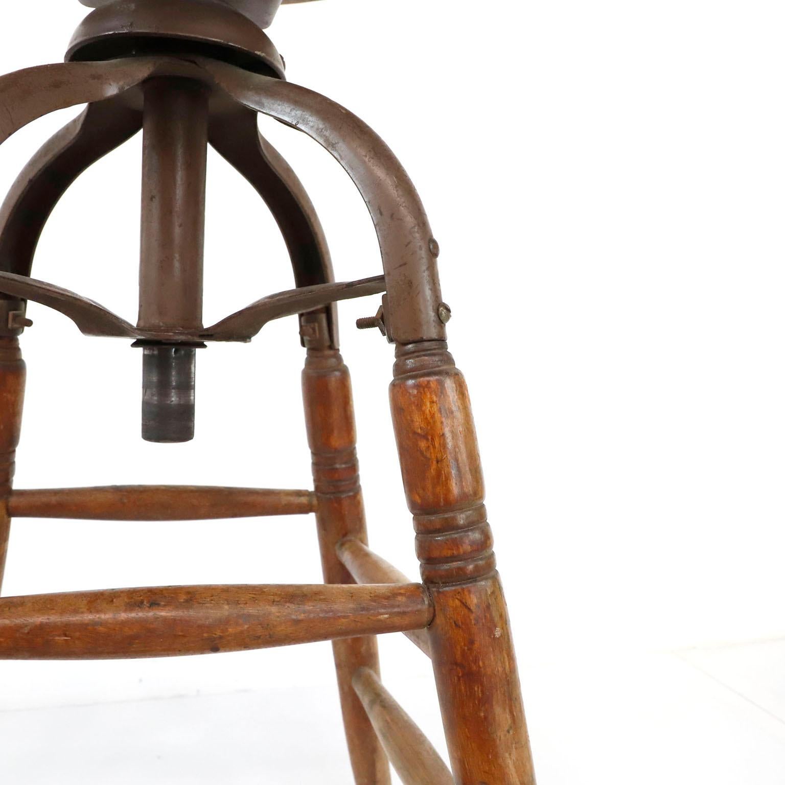 Antique, late 19th century, industrial, maple and steel, drafting stool with turned details on the legs.
Great patina.