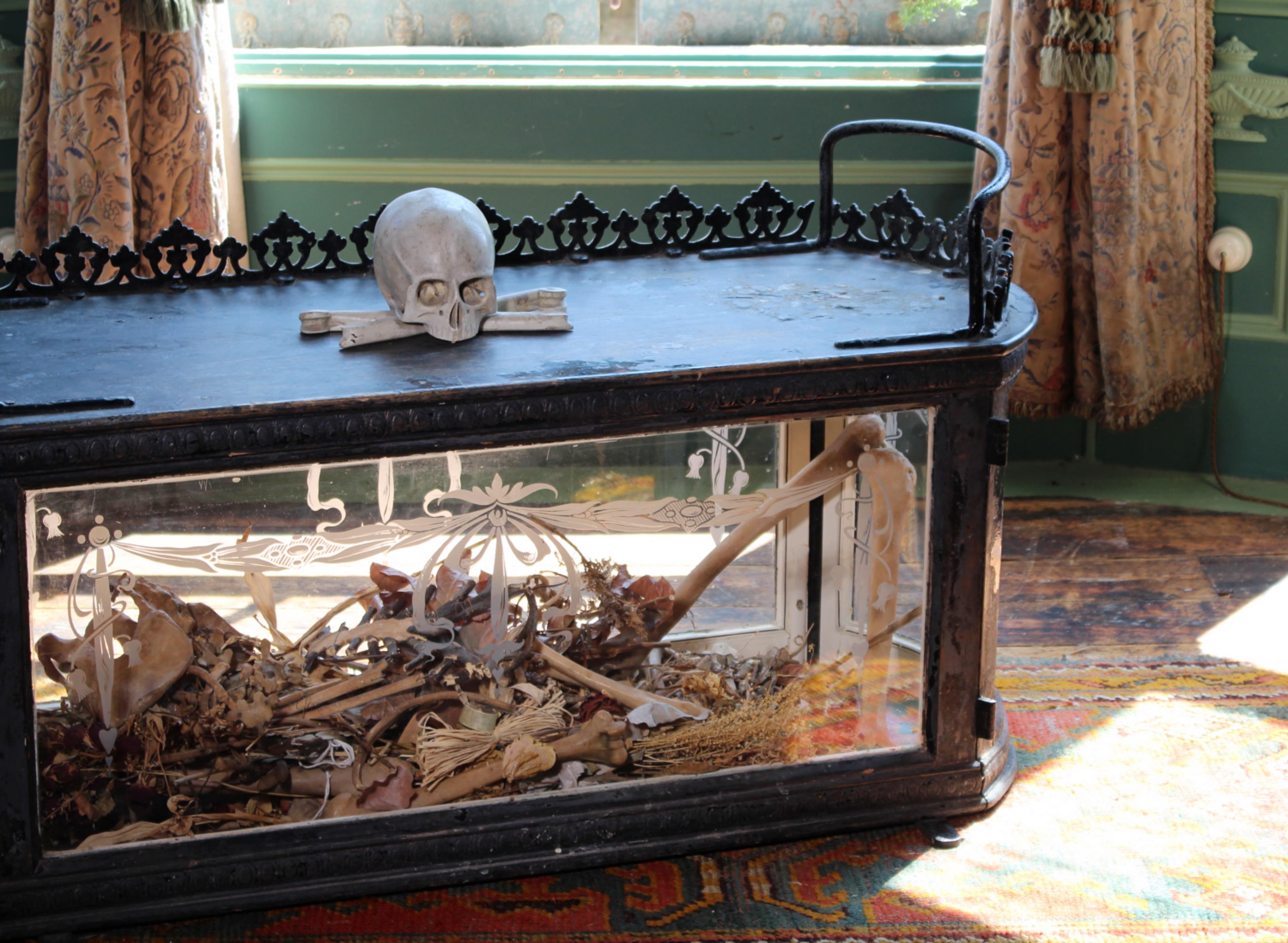 19th Century Infants Coffin Casket, Carved Wood, Etched Glass, Memento Mori For Sale 7