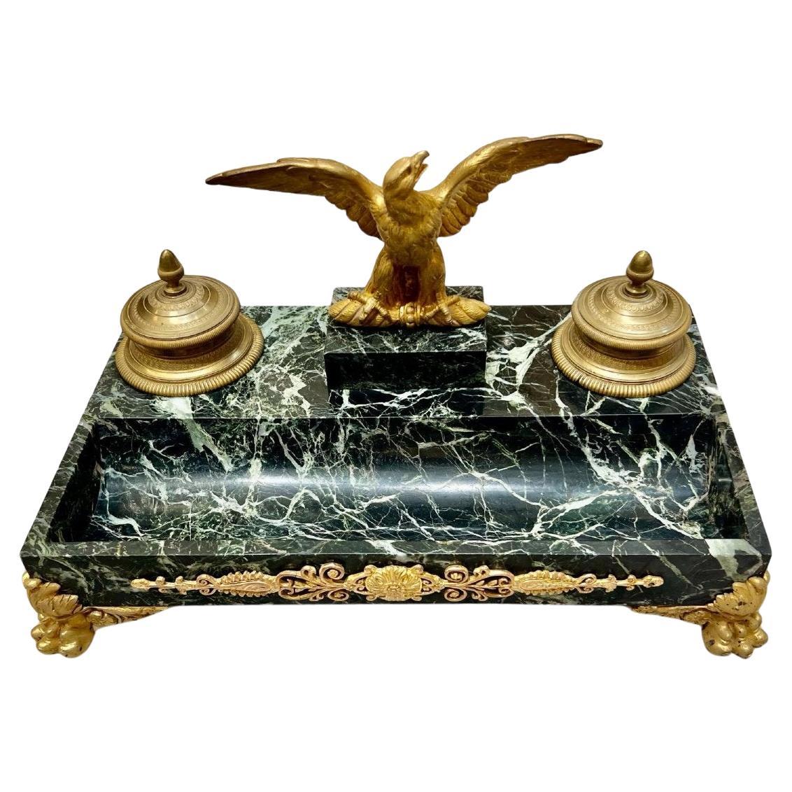 Encrier du 19e siècle avec aigle impérial en marbre de Portoro et bronze doré  en vente