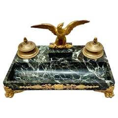 Encrier du 19e siècle avec aigle impérial en marbre de Portoro et bronze doré 