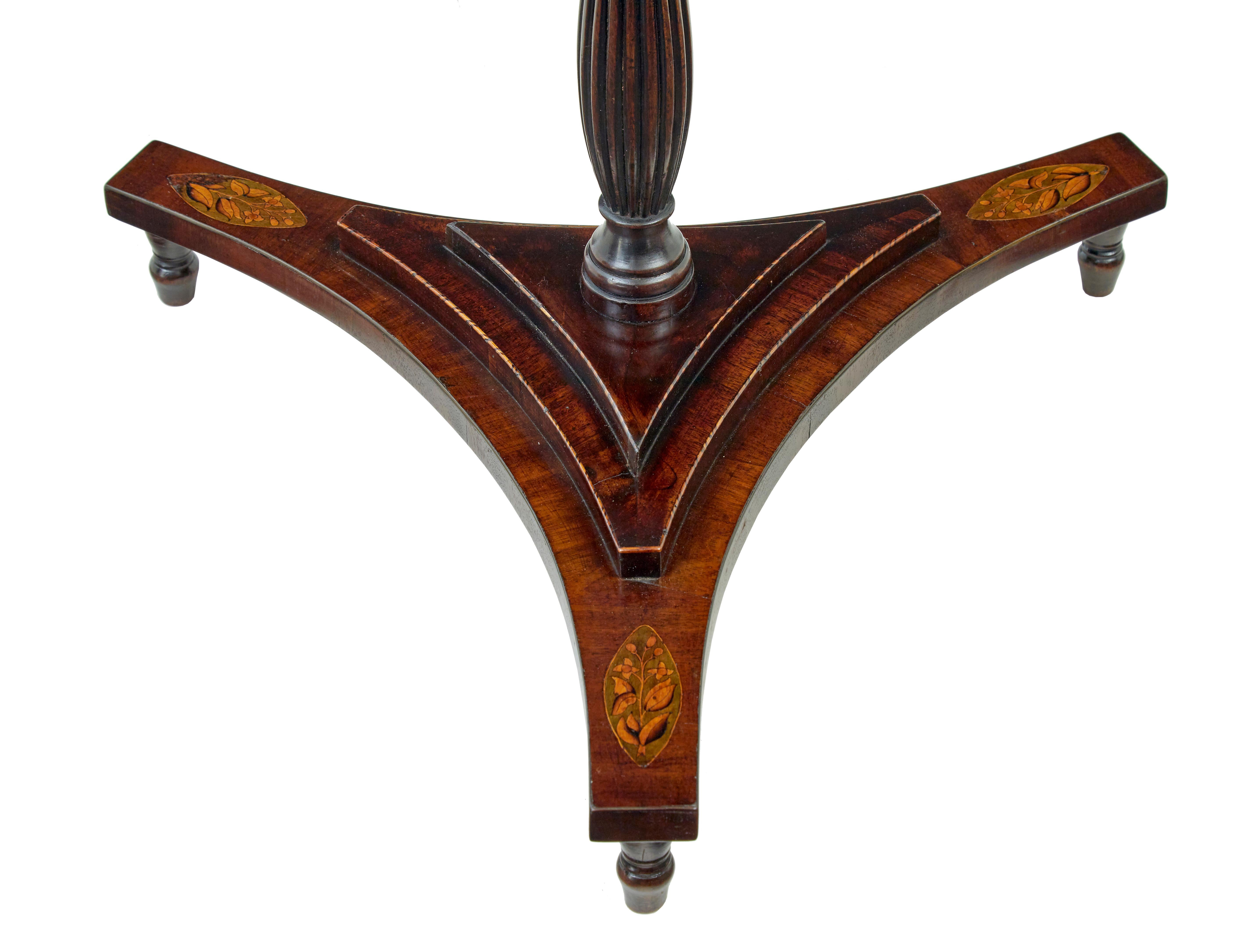 Anglais 19th Century inlaid adjustable fire screen en vente