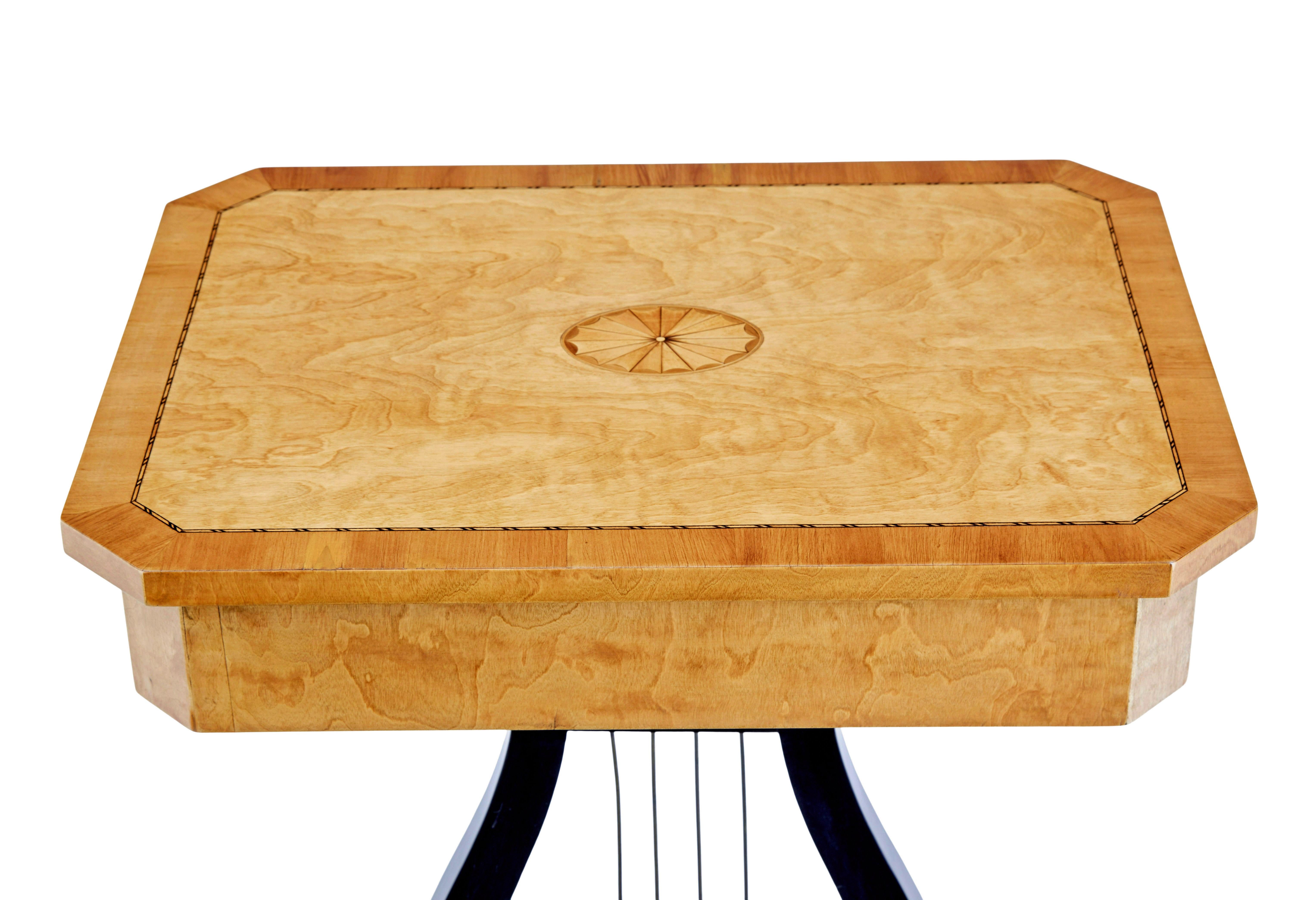 Beistelltisch aus Birke mit Intarsien aus dem 19. (Biedermeier) im Angebot