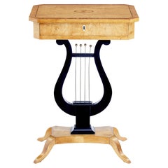 Table d'appoint en forme de lyre en bouleau marqueté du 19e siècle