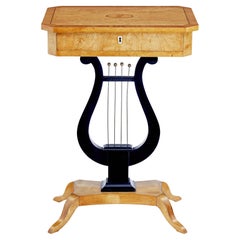 Table d'appoint en forme de lyre en bouleau marqueté du 19e siècle