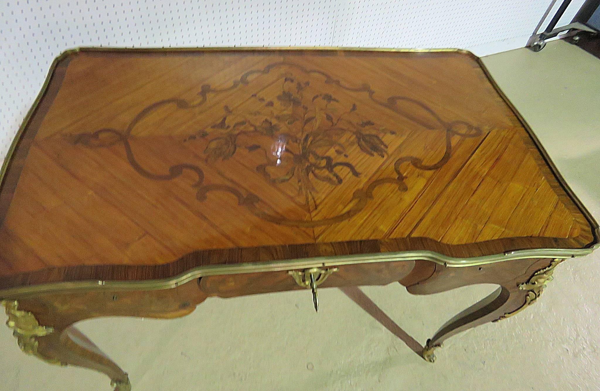 1870s Era French Inlaid Kingwood Louis XV Bureau Plat Writing Table Desk In Good Condition In Swedesboro, NJ