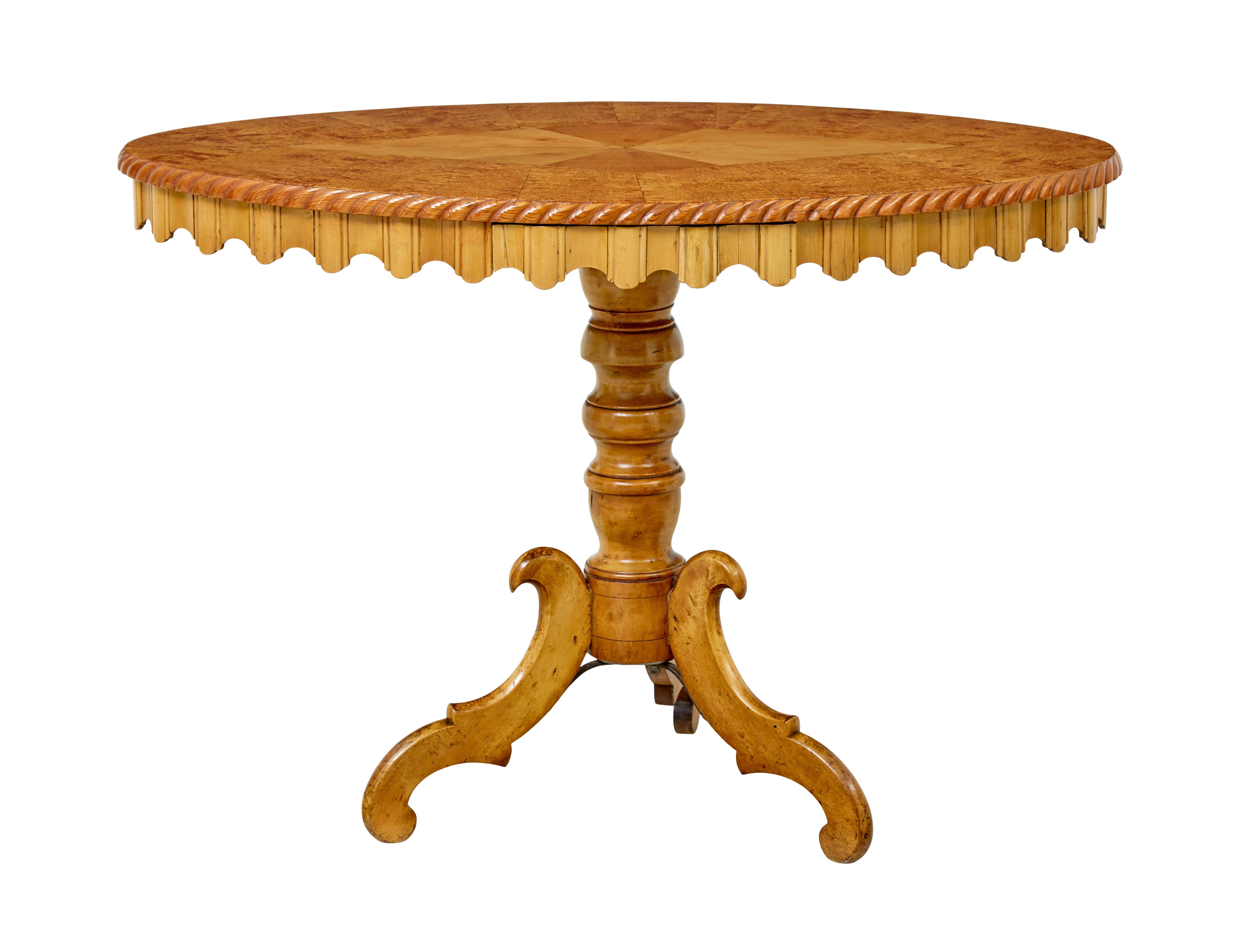 Table d'appoint ovale en loupe de bouleau marquetée du 19e siècle vers 1870.

Table centrale en loupe de bouleau suédoise de bonne qualité pouvant être utilisée à de multiples fins dans la maison.  Forme ovale avec incrustation d'un diamant au