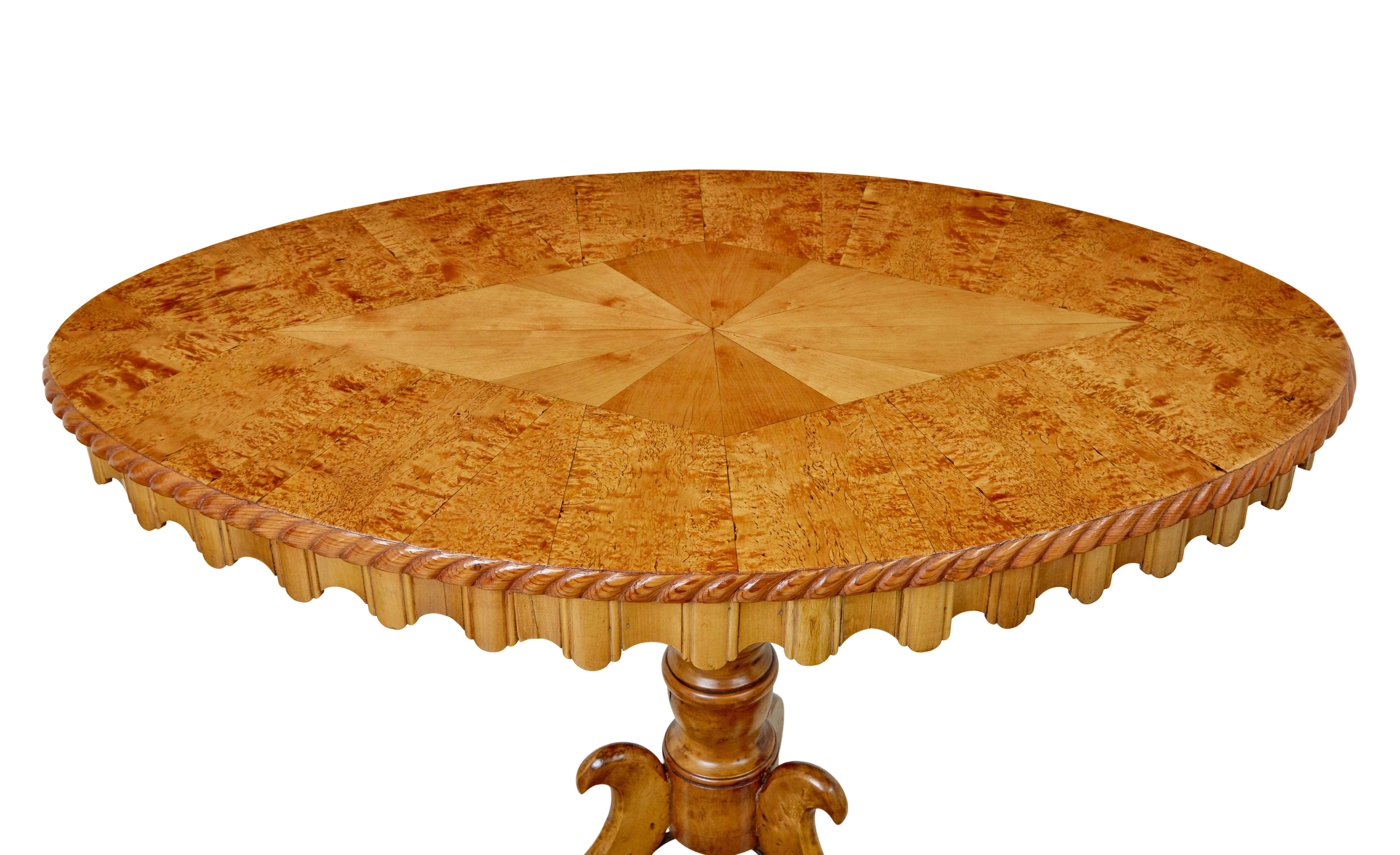 Victorien Table d'appoint ovale en loupe de bouleau marquetée du 19e siècle en vente