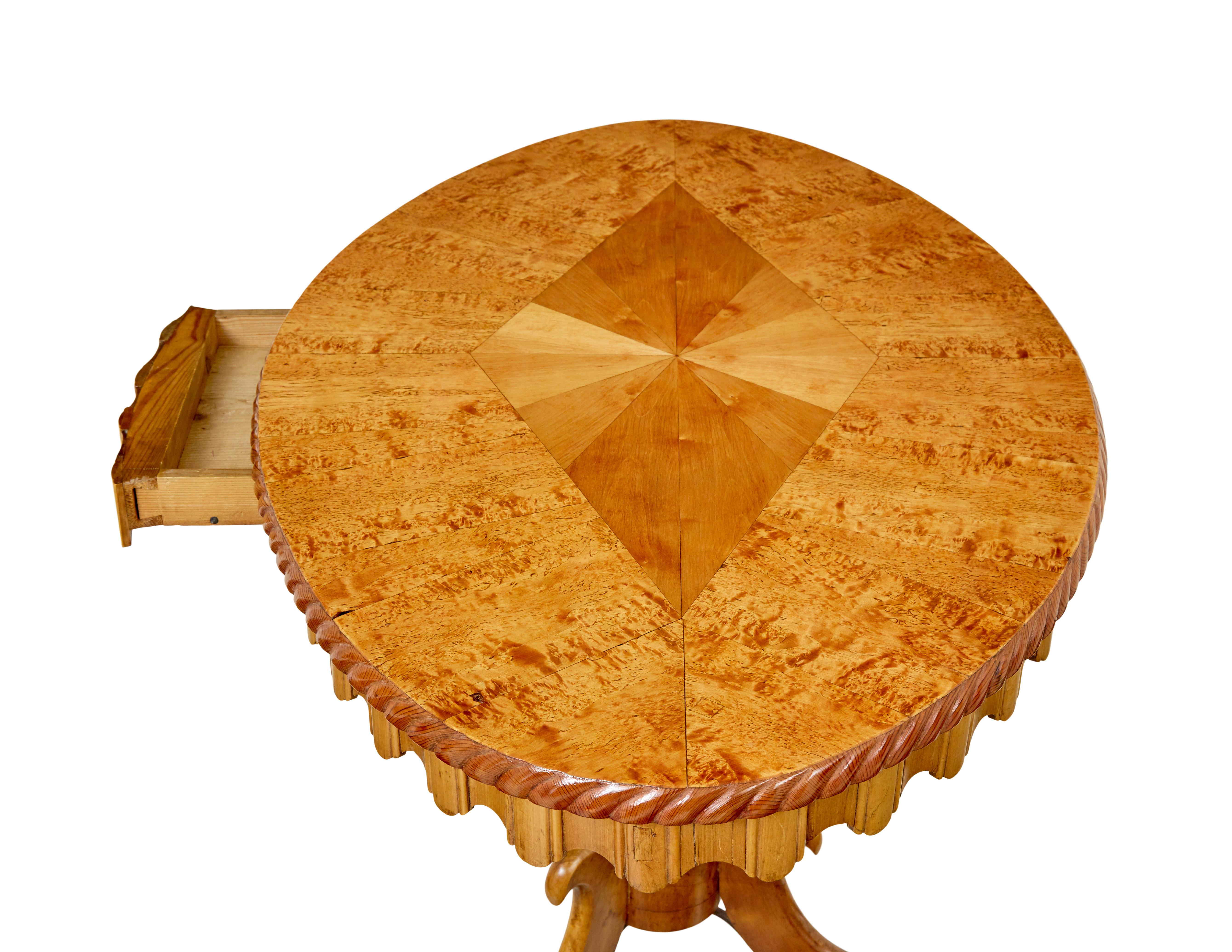 Suédois Table d'appoint ovale en loupe de bouleau marquetée du 19e siècle en vente