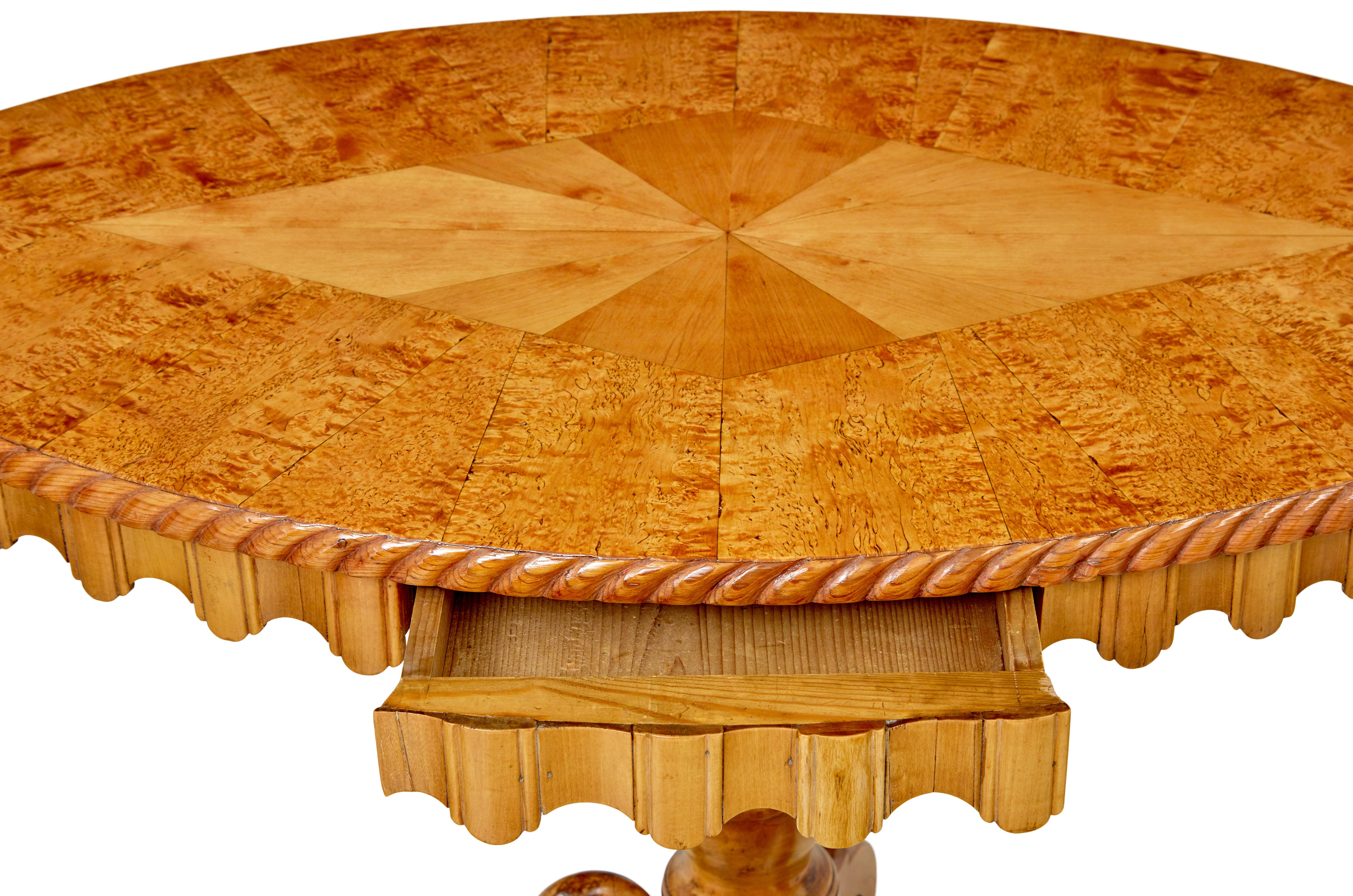 Sculpté à la main Table d'appoint ovale en loupe de bouleau marquetée du 19e siècle en vente