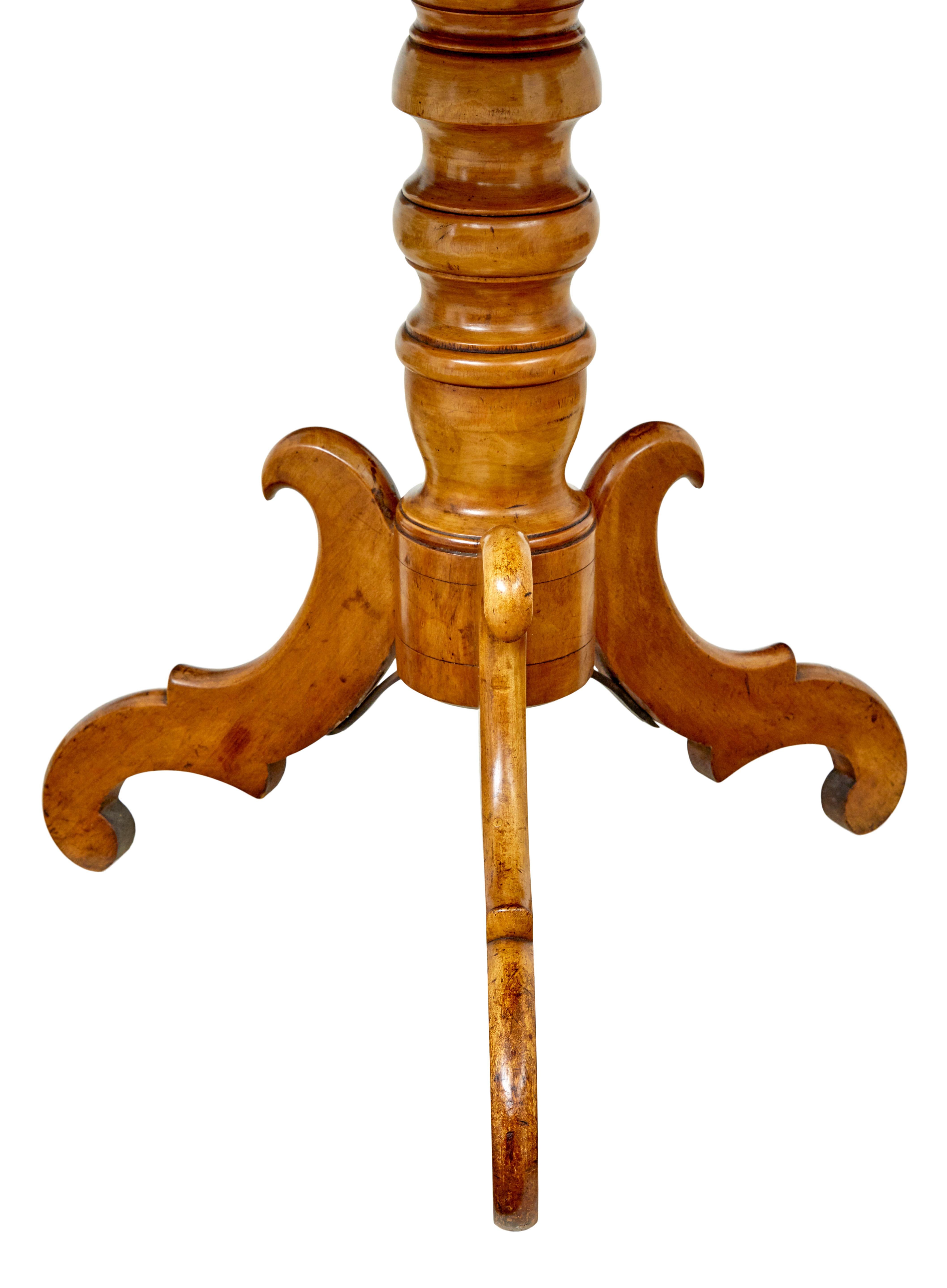 Table d'appoint ovale en loupe de bouleau marquetée du 19e siècle Bon état - En vente à Debenham, Suffolk