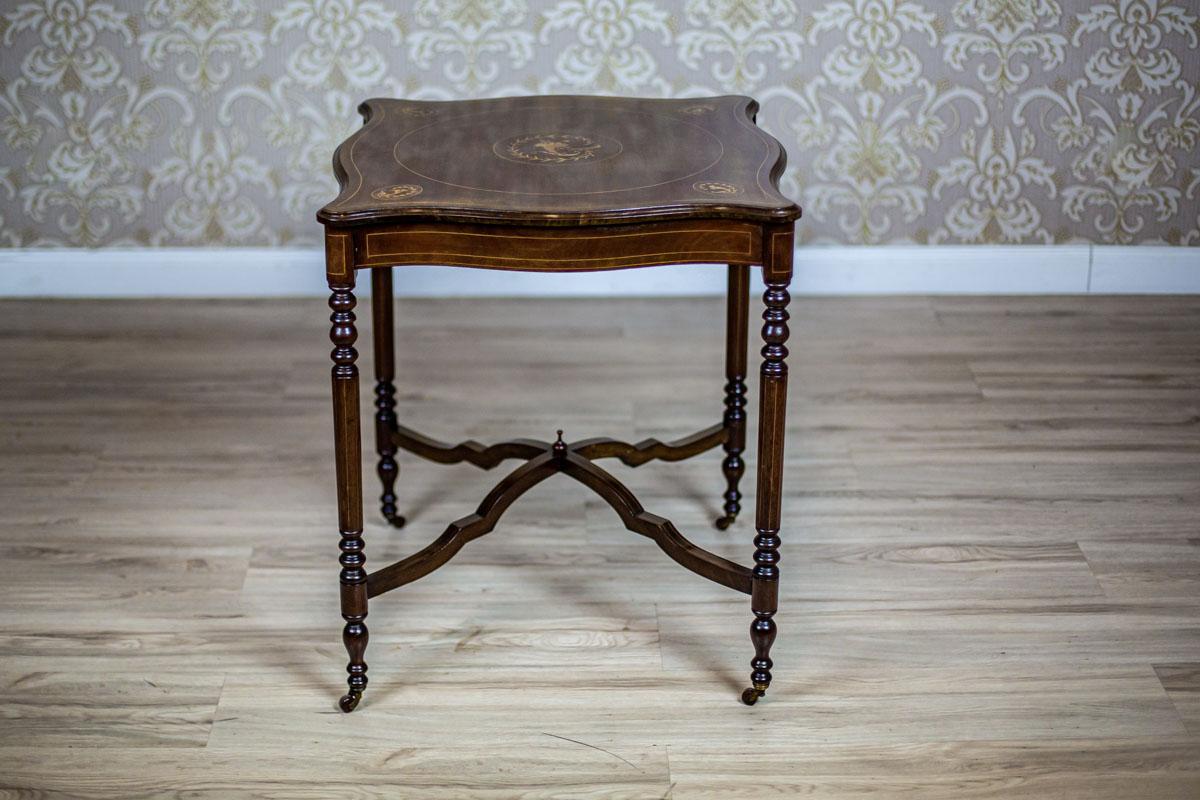 We present you a square top on thin, rounded legs, which are connected with an X-shaped stretcher with a pinnacle in the middle.
The table top is in the shape of a square, with rounded corners, and the wavy profile of the edges.
Moreover, the