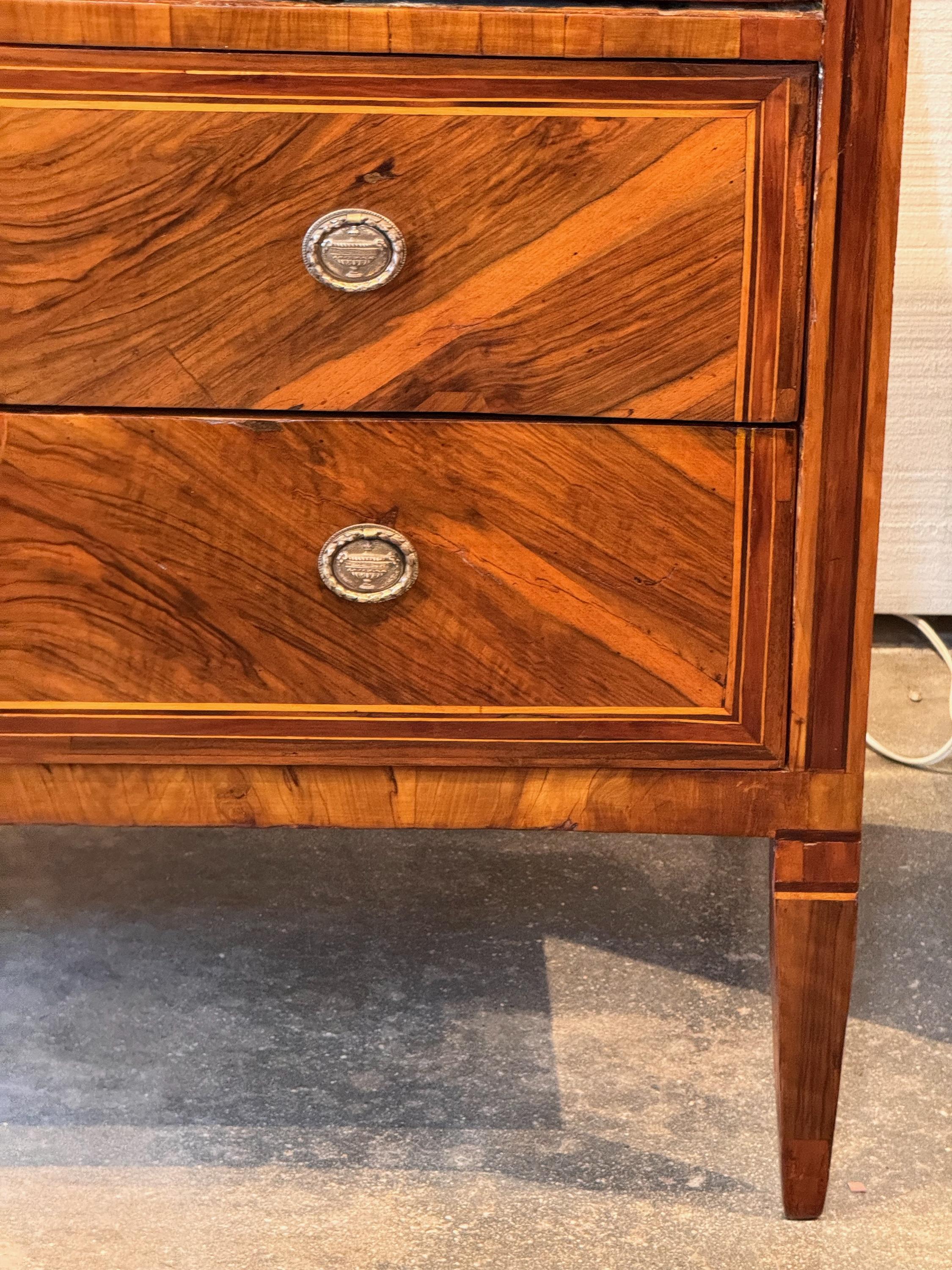Legno Commodo intarsiato del XIX secolo
