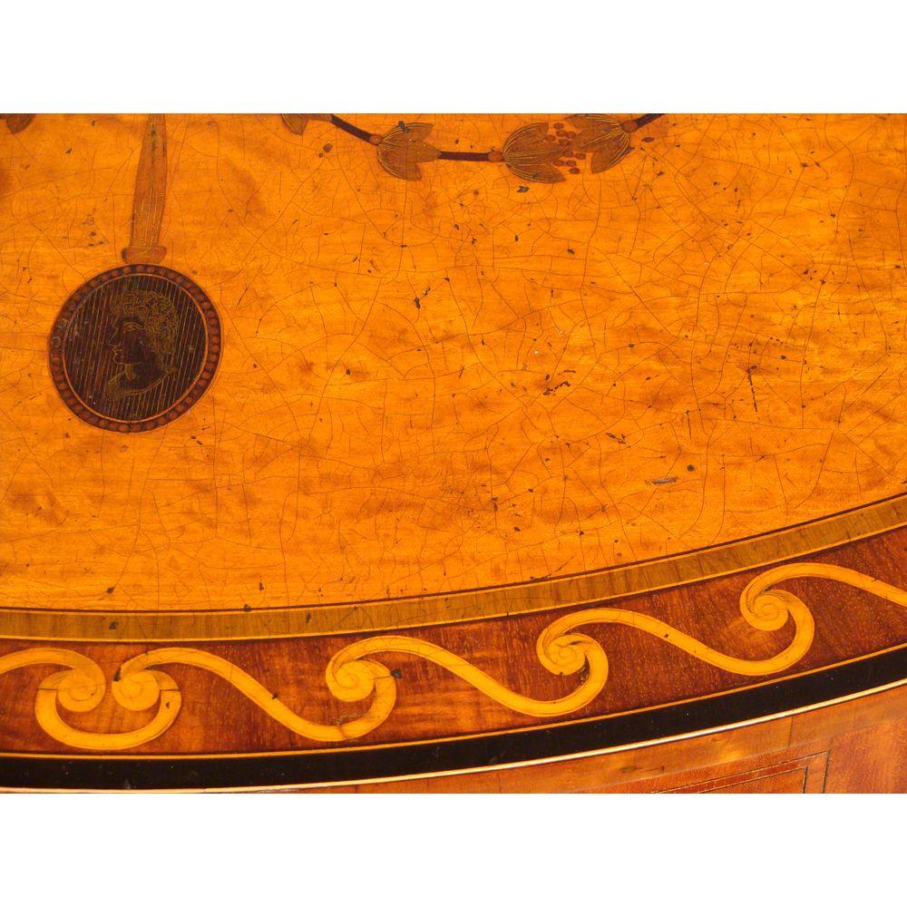 Commode du 19e siècle en marqueterie de bois satiné démilune 1