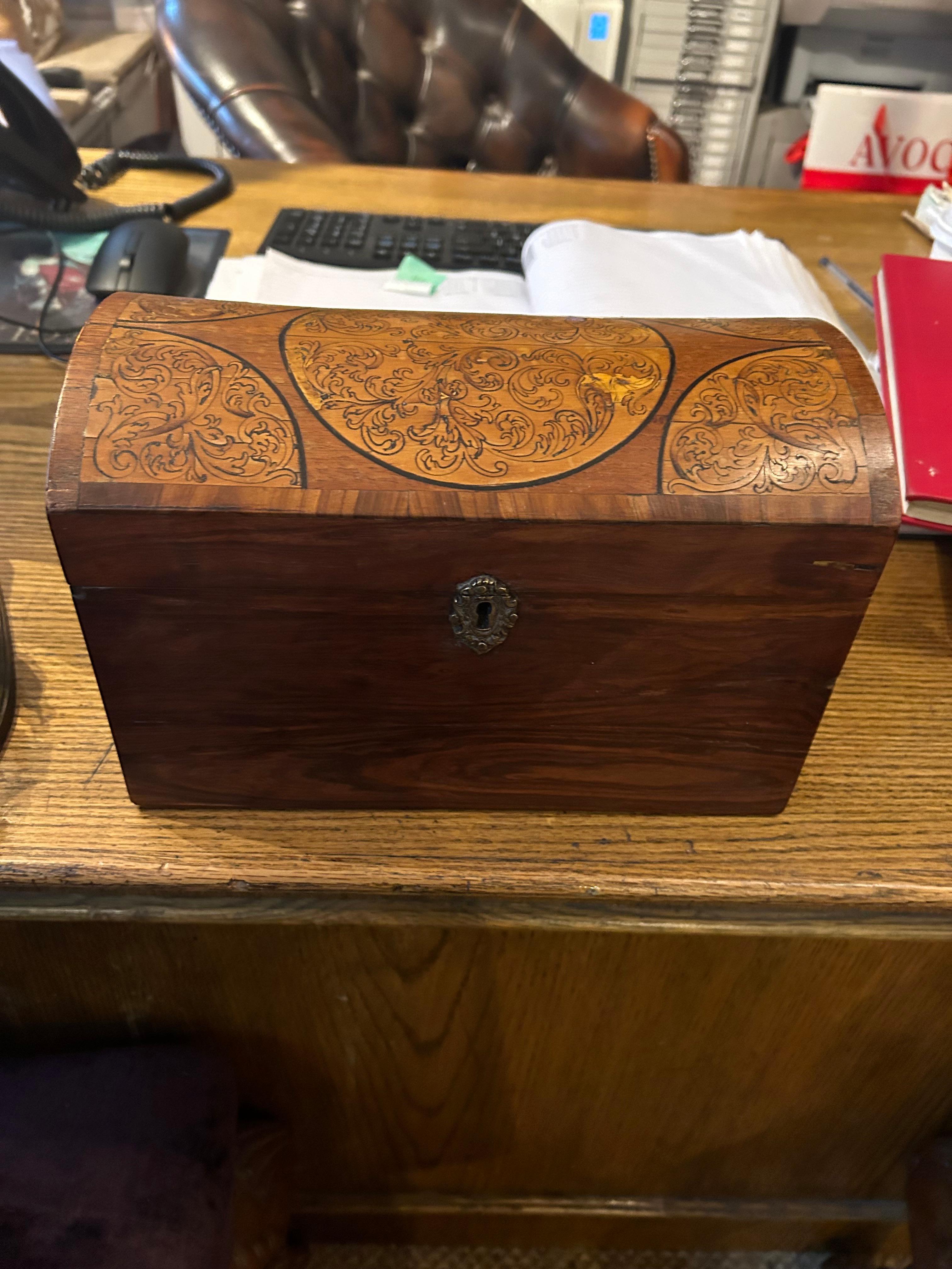 Incrusté Boîte en bois à dôme incrusté du 19e siècle en vente