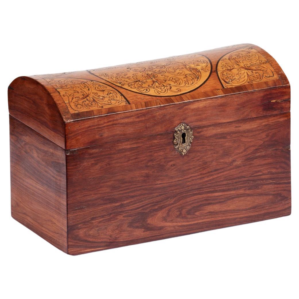 Boîte en bois à dôme incrusté du 19e siècle en vente