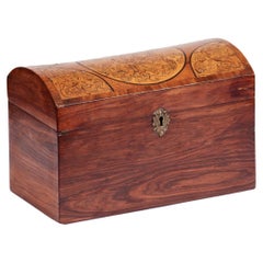 Boîte en bois à dôme incrusté du 19e siècle