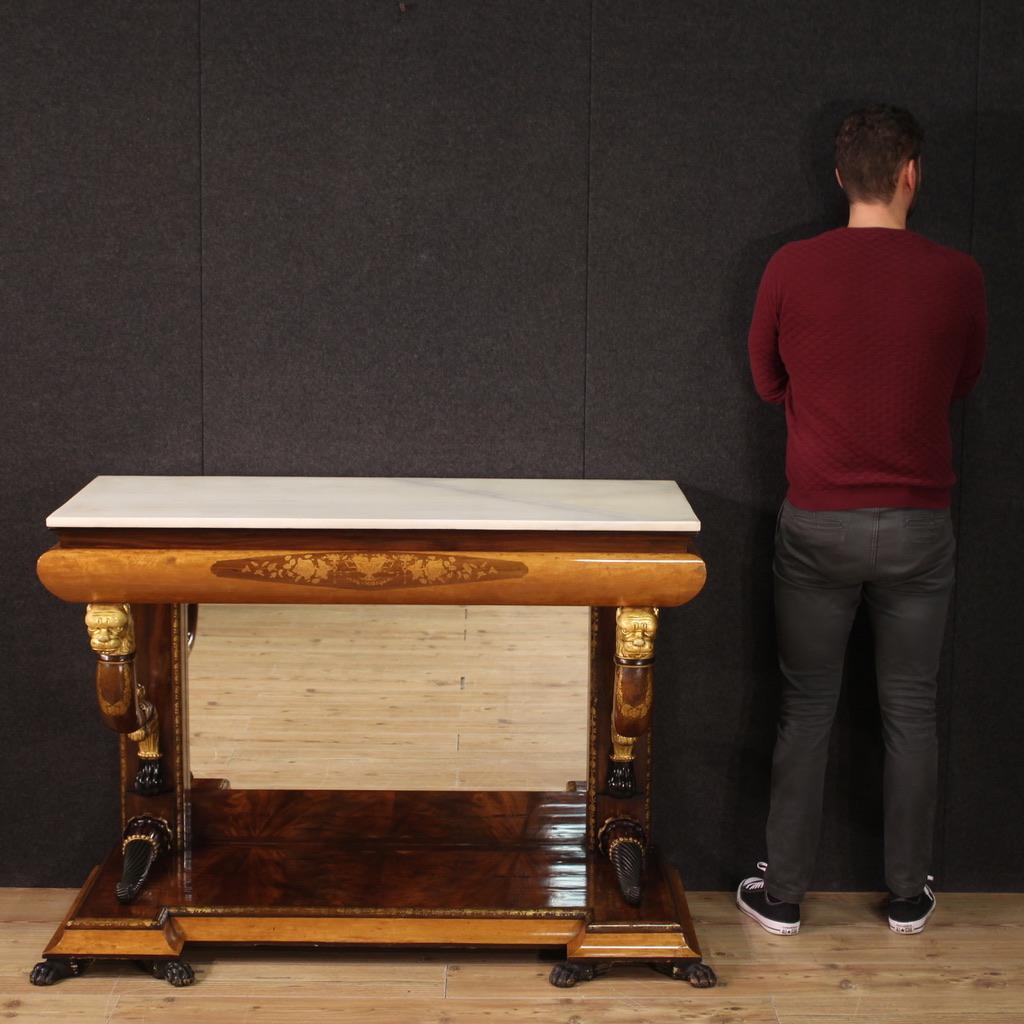 Élégante table console espagnole de la seconde moitié du XIXe siècle. Meubles de qualité exceptionnelle en acajou, noyer, bois ébonisé, bois doré et bois clair. Console finement ornée de décorations zoomorphes soutenant le plateau et la base.