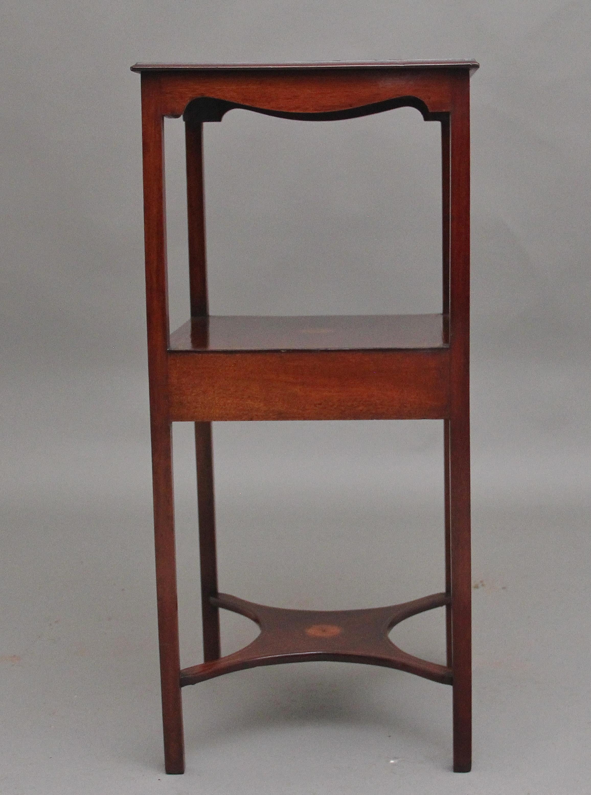 Acajou Table de chevet en acajou marqueté du 19e siècle en vente