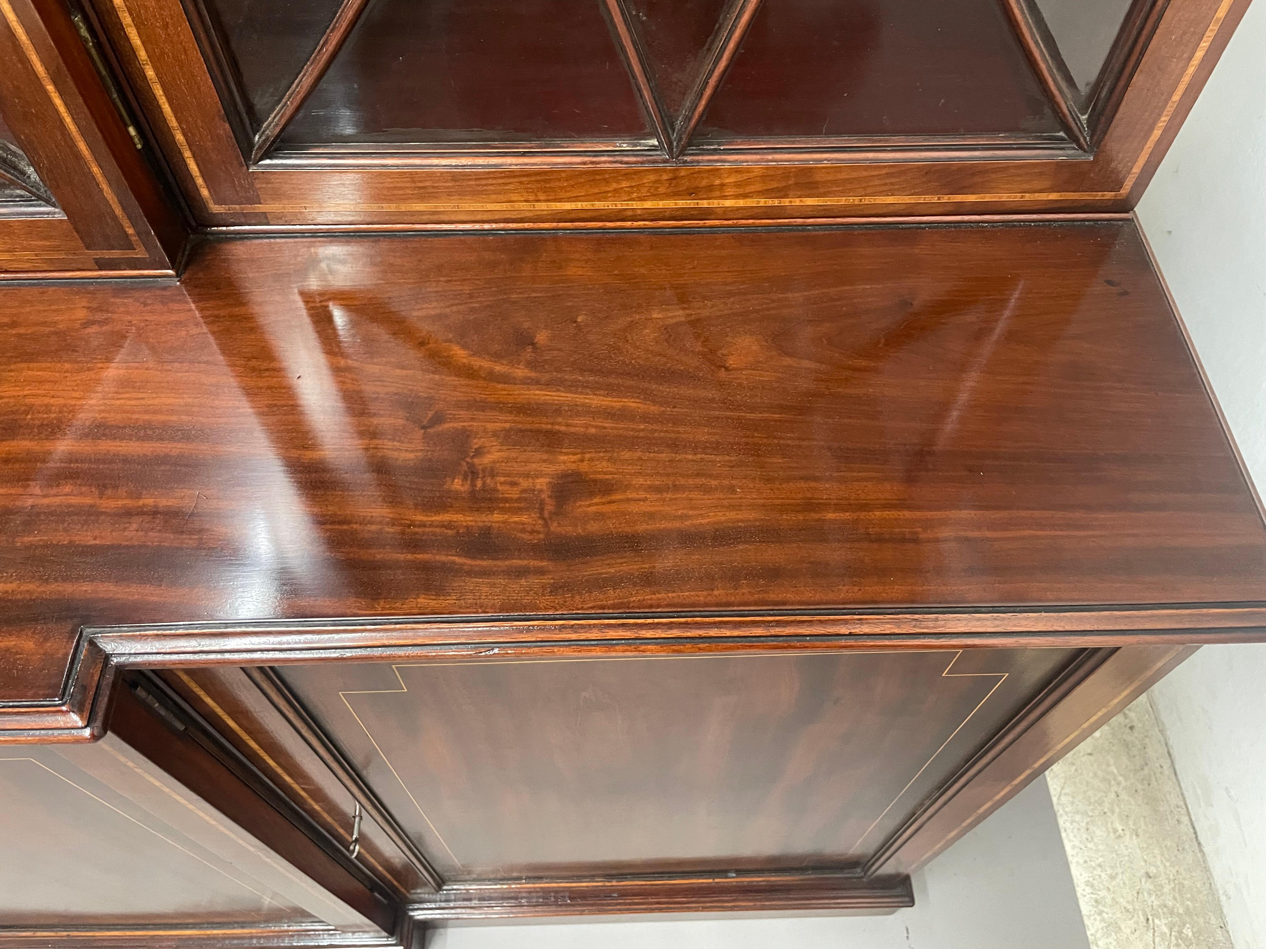 Libreria a baldacchino in mogano intarsiato del XIX secolo in vendita 4