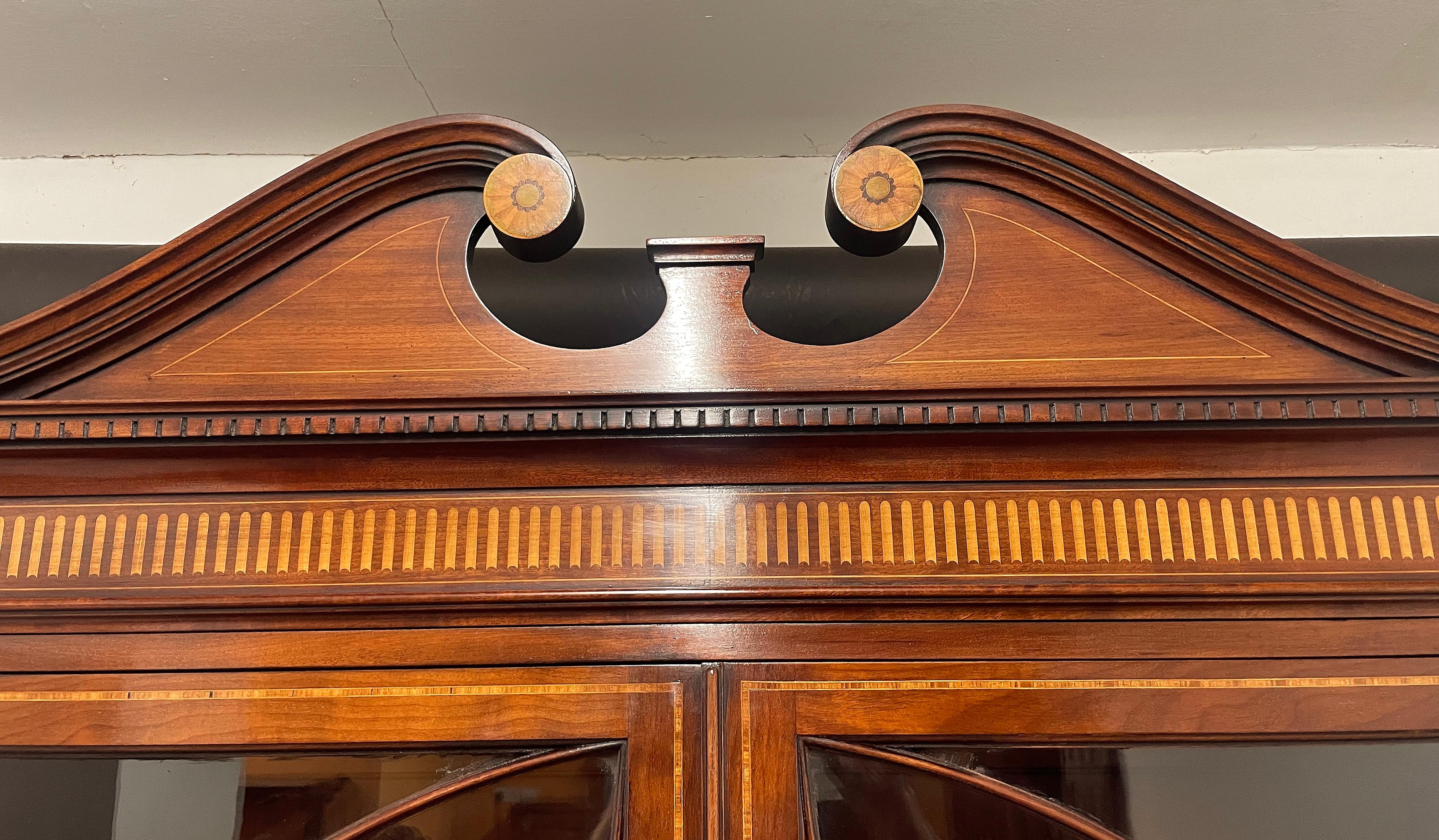 Mogano Libreria a baldacchino in mogano intarsiato del XIX secolo in vendita