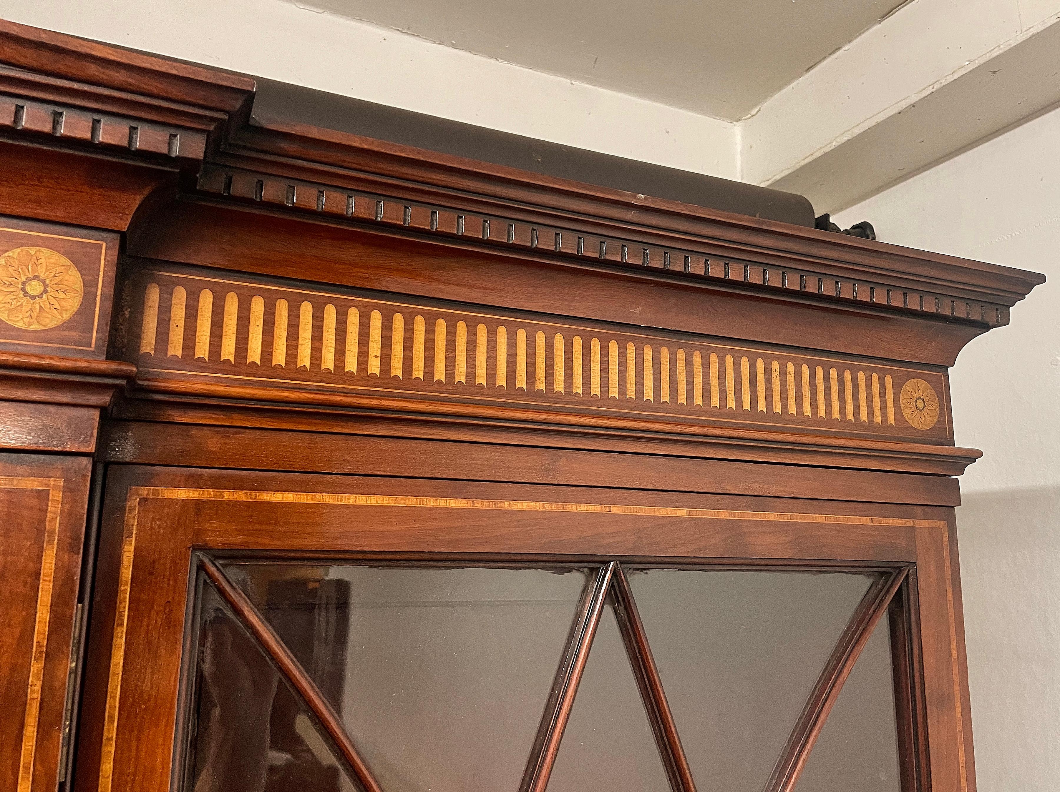 Libreria a baldacchino in mogano intarsiato del XIX secolo in vendita 1