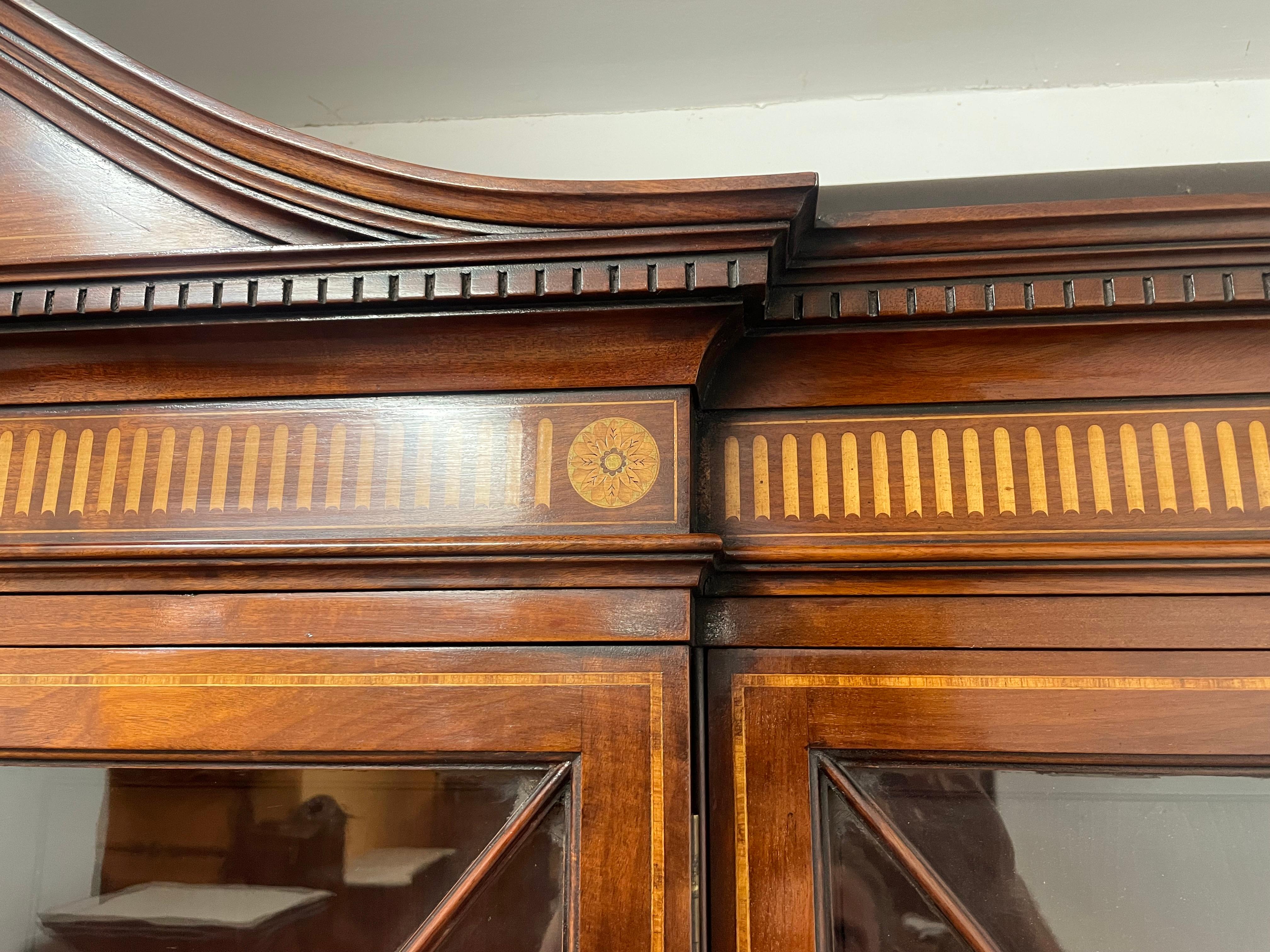 Libreria a baldacchino in mogano intarsiato del XIX secolo in vendita 2