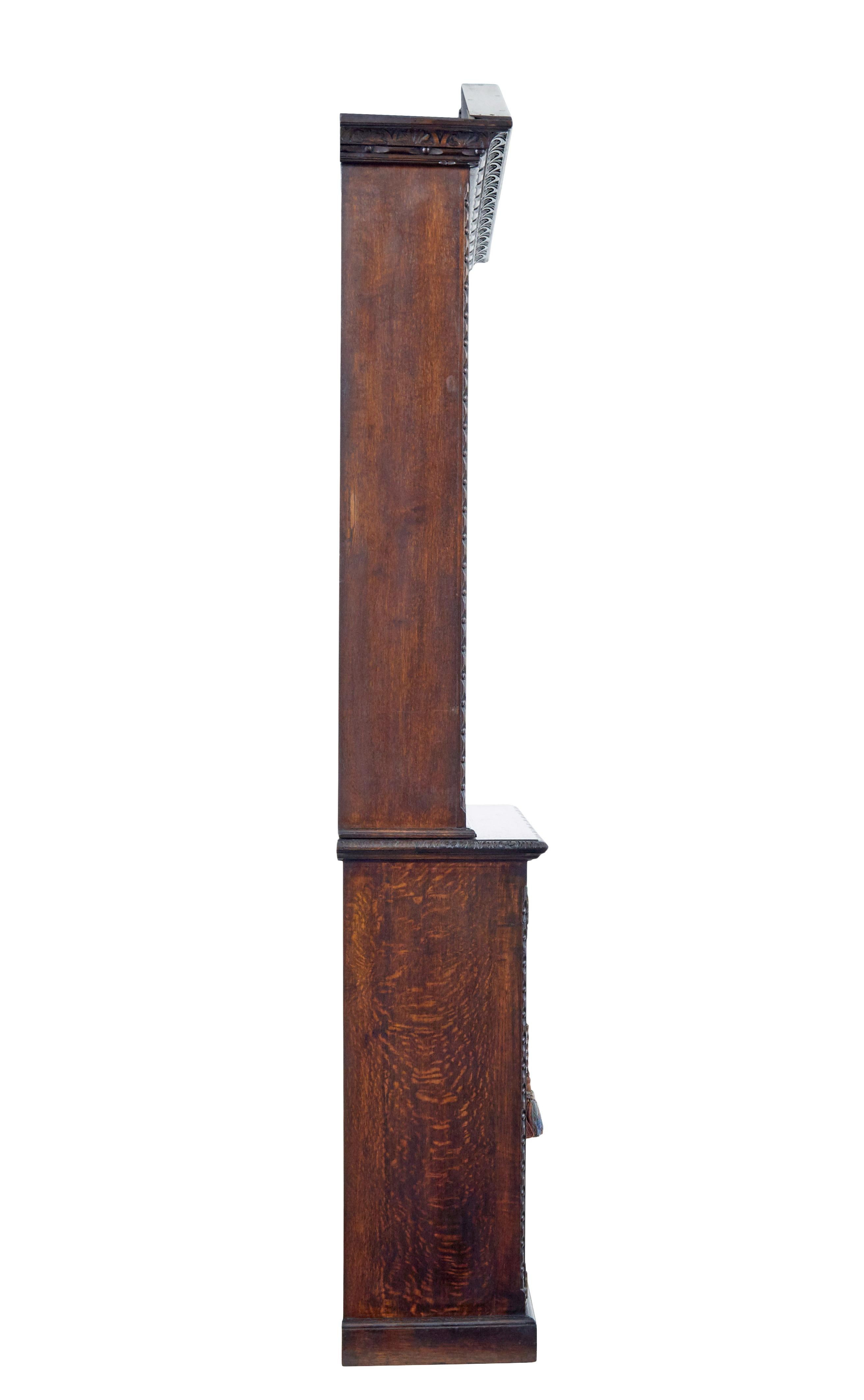 Architektonischer Bücherschrank aus Eiche mit Intarsien aus dem 19. (Geschnitzt) im Angebot