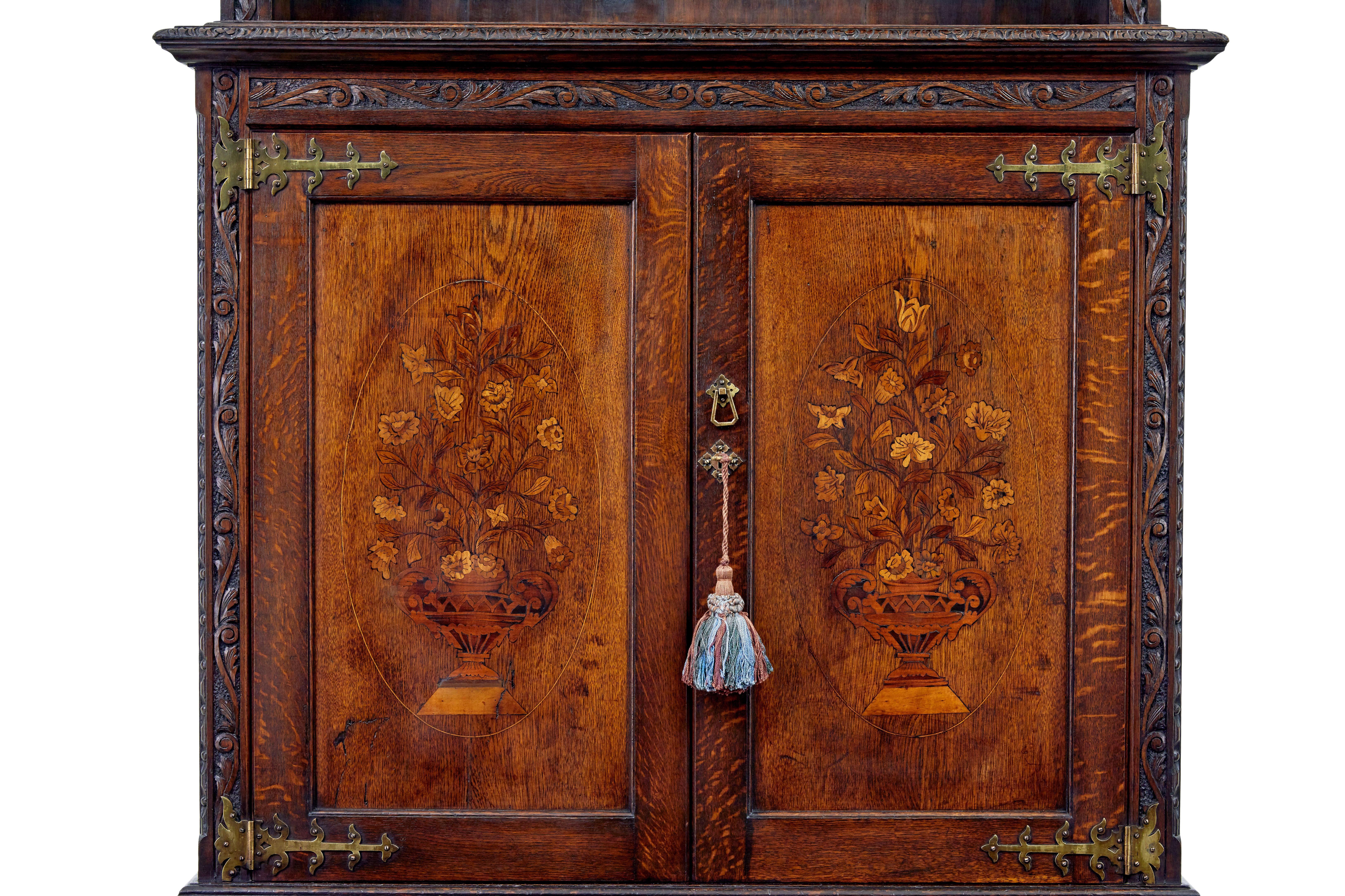 Intagliato a mano Libreria architettonica in rovere intarsiato del XIX secolo in vendita