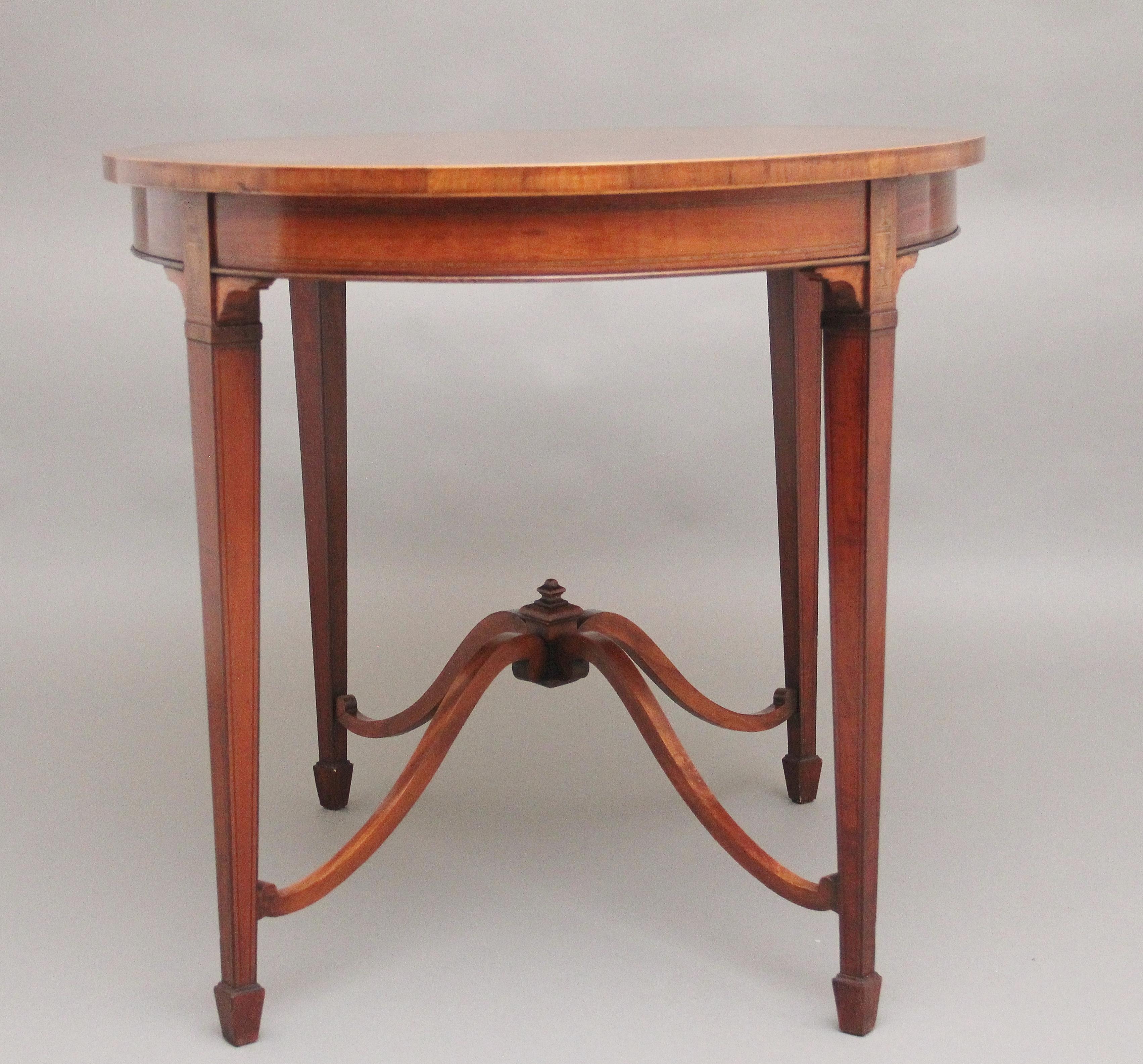 Tisch mit Intarsien aus Satinholz aus dem 19. (Spätes 19. Jahrhundert) im Angebot