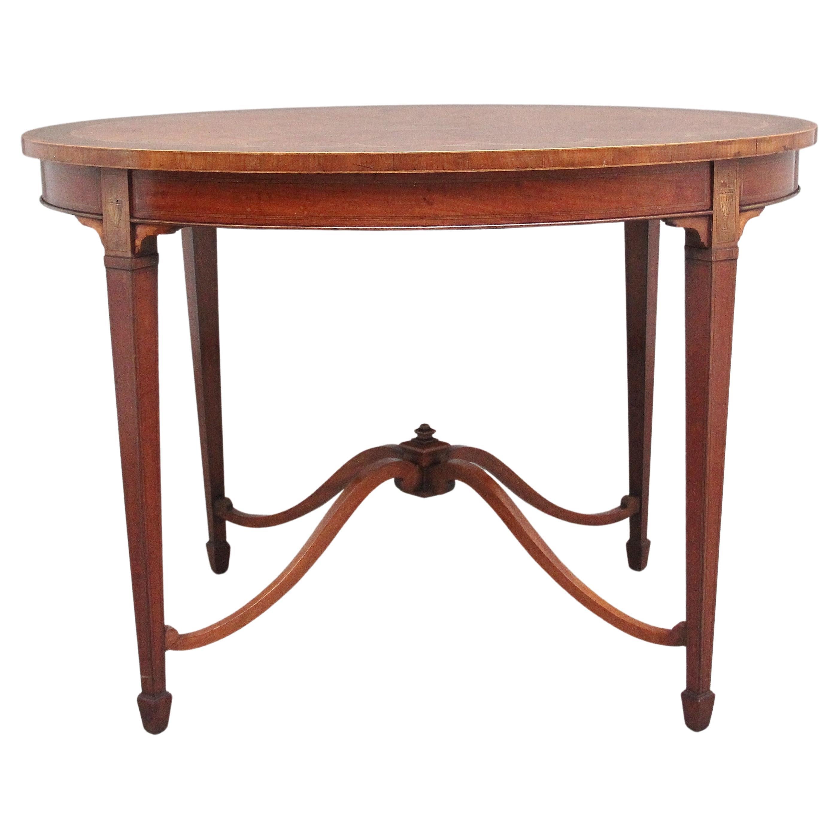 Table en bois de satin marqueté du 19e siècle