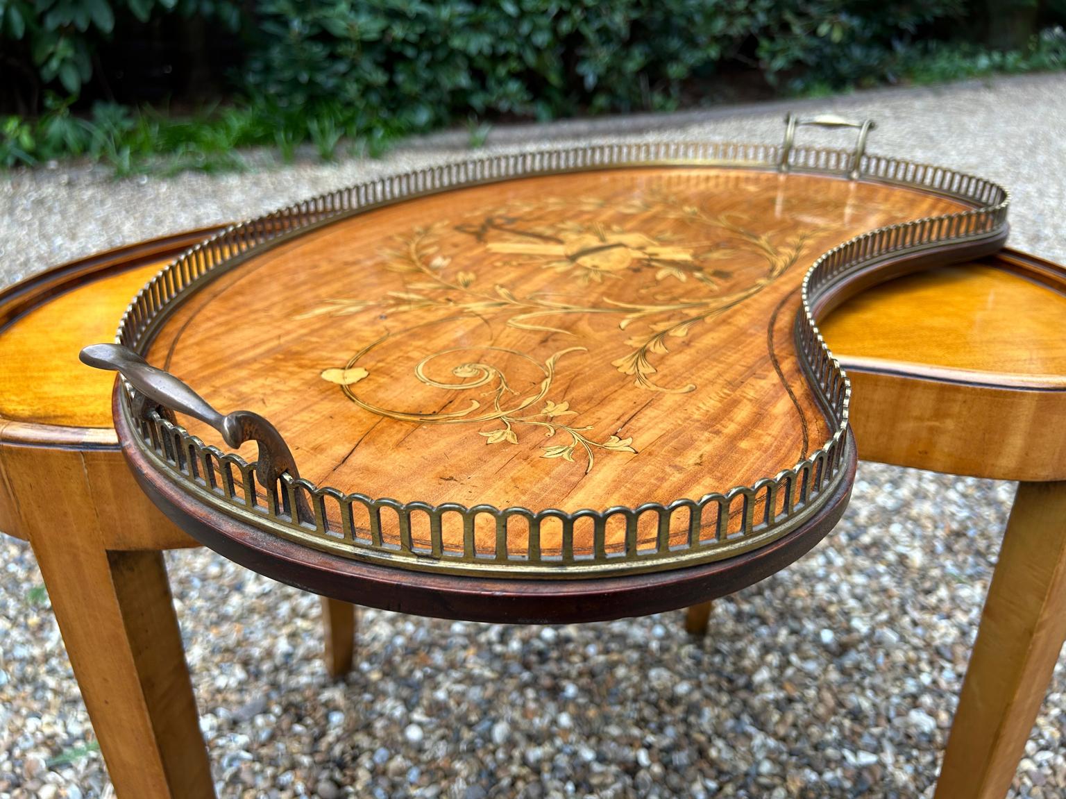 Bandeja de madera satinada con incrustaciones del siglo XIX sobre (soporte fabricado posteriormente) en venta 2