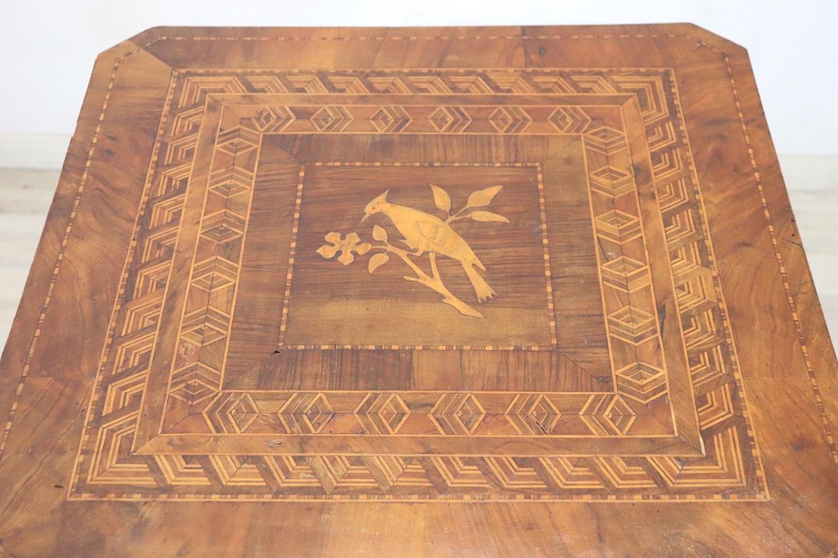 19. Jahrhundert Intarsien Nussbaum Antike Tripod Tisch oder Pedestal Tisch (Louis Philippe) im Angebot