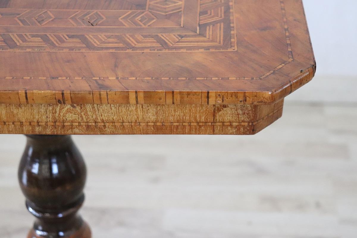 19. Jahrhundert Intarsien Nussbaum Antike Tripod Tisch oder Pedestal Tisch im Zustand „Gut“ im Angebot in Casale Monferrato, IT