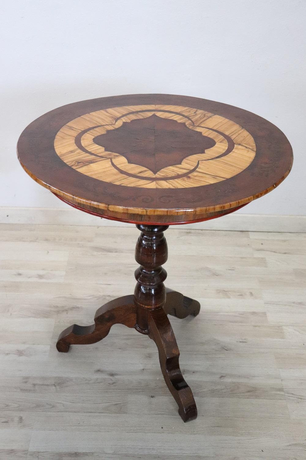 Runder Gueridon-Tisch oder Pedestal-Tisch mit Intarsien aus Nussbaum des 19. (Italienisch) im Angebot