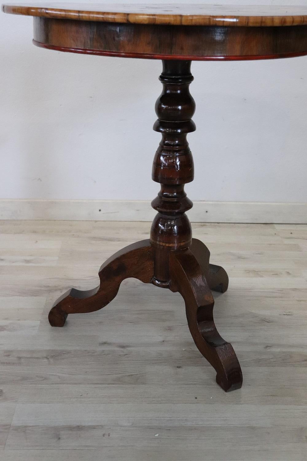 Runder Gueridon-Tisch oder Pedestal-Tisch mit Intarsien aus Nussbaum des 19. im Zustand „Gut“ im Angebot in Casale Monferrato, IT